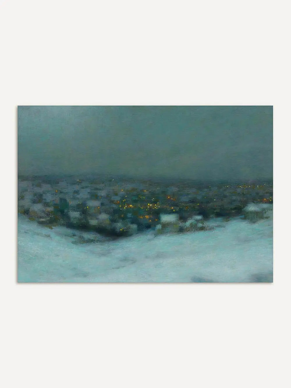 Kunstdruck einer stimmungsvollen Winterlandschaft mit Schneedecke und funkelnden Lichtern einer Stadt im Hintergrund, gehalten in kühlen Blau- und Grautönen.