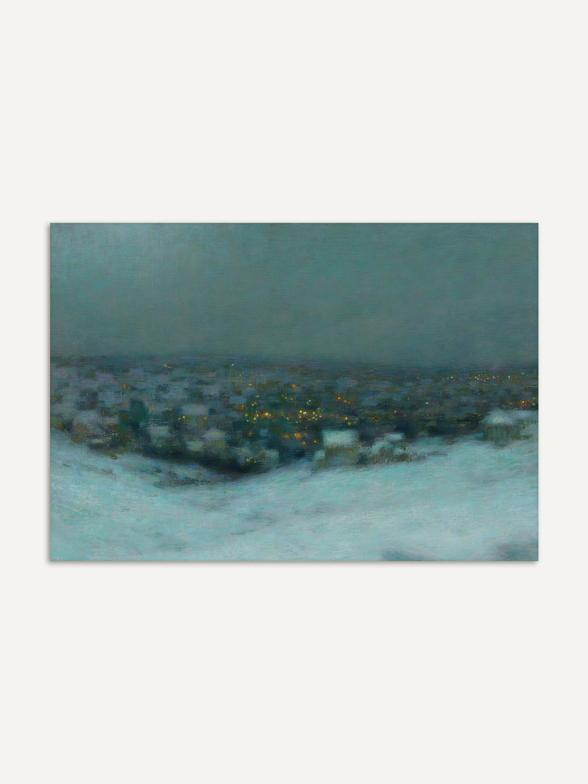 Kunstdruck einer stimmungsvollen Winterlandschaft mit Schneedecke und funkelnden Lichtern einer Stadt im Hintergrund, gehalten in kühlen Blau- und Grautönen. #Rahmen_Ohne Rahmen