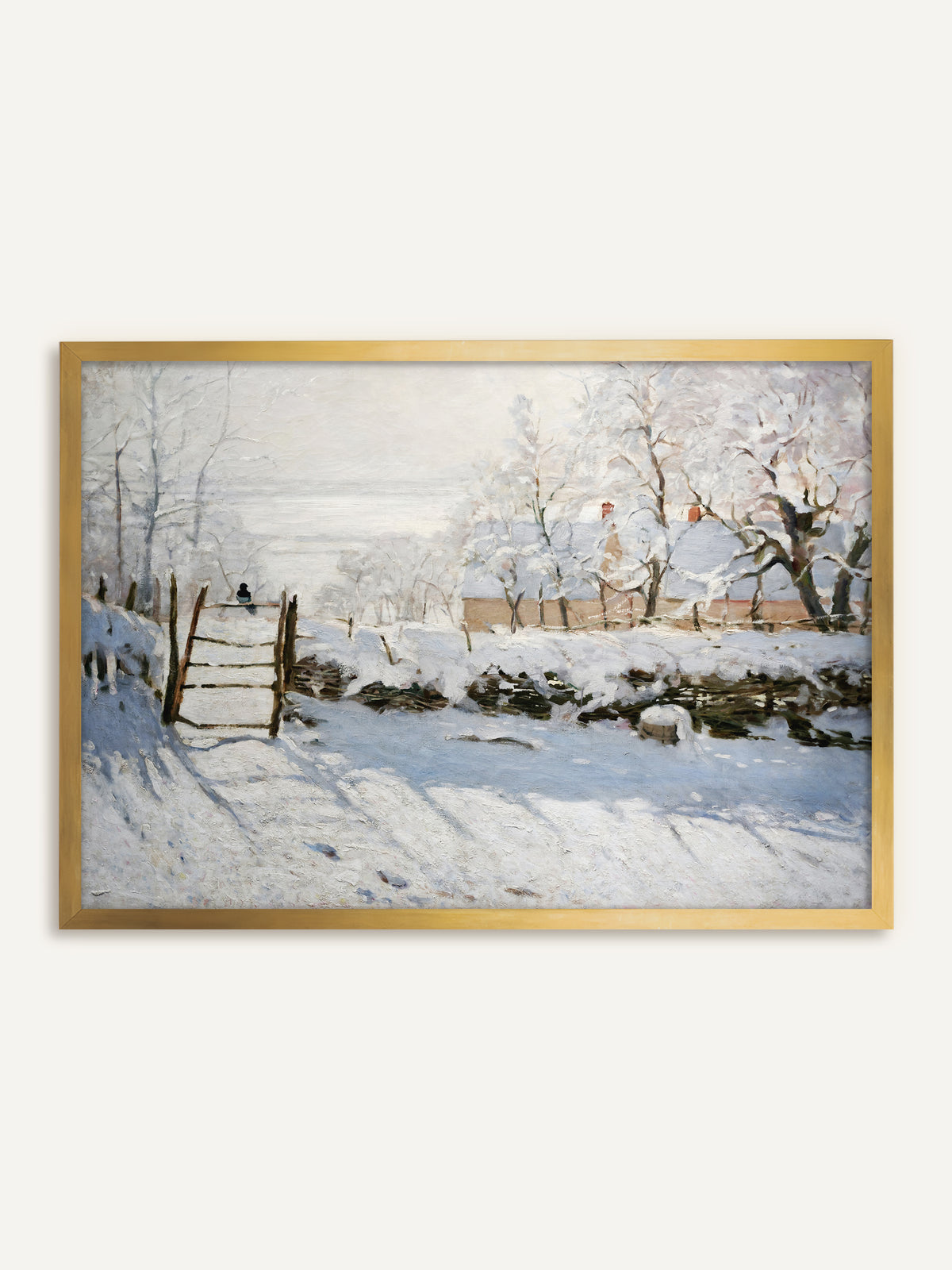 Wandbild, das eine sonnige Schneelandschaft mit einer Elster auf einem Holztor zeigt, dahinter ein Bauernhaus, verschneite Bäume und blaue Schatten im Schnee. Im goldenen Rahmen kommt das warme Licht auf dem Schnee zur Geltung, und das Bild wirkt wie ein antikes Gemälde. #Rahmen_Gold