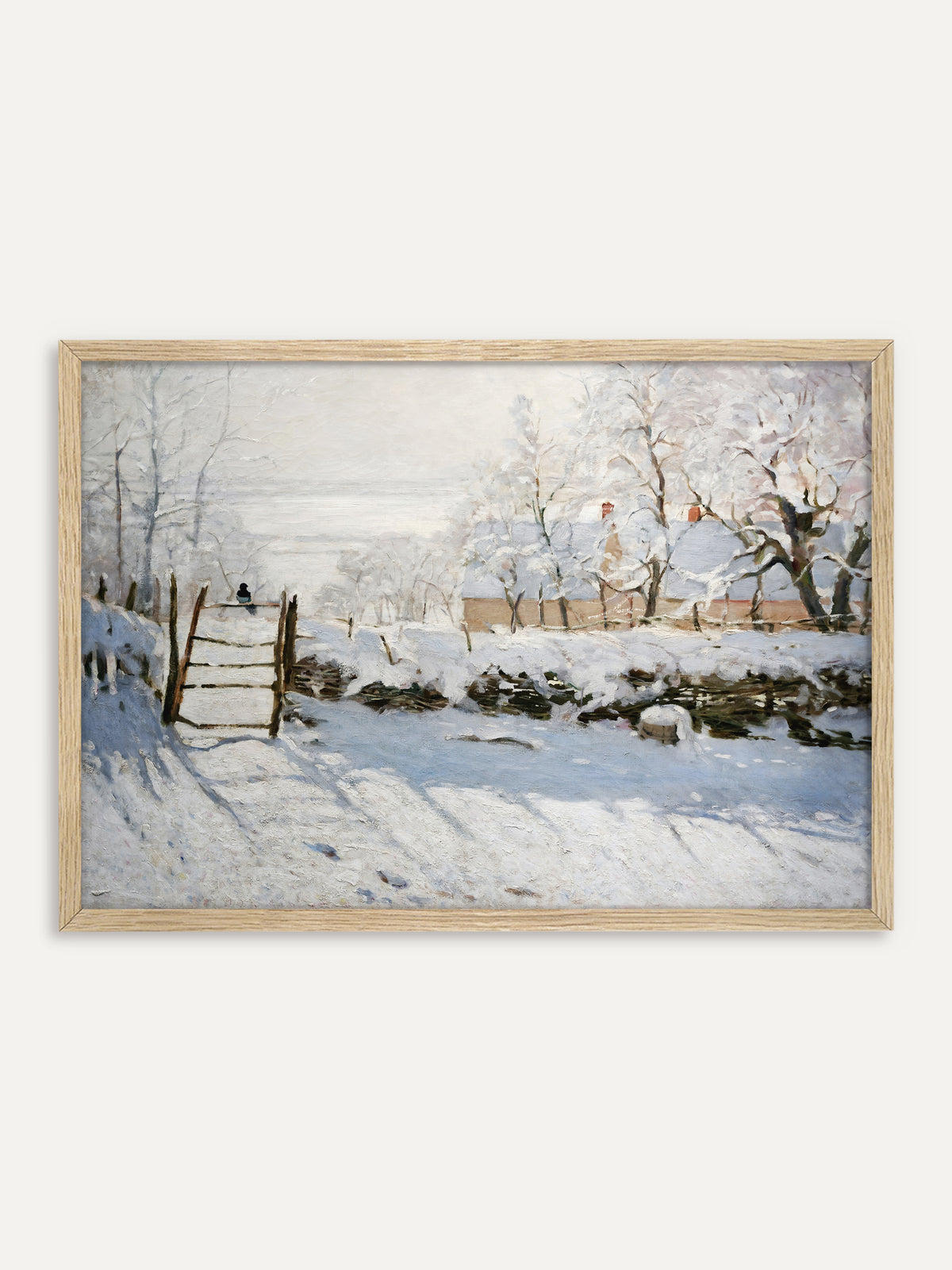 Kunstdruck, der eine sonnige Schneelandschaft mit einer Elster auf einem Holztor zeigt, dahinter ein Bauernhaus, verschneite Bäume und blaue Schatten im Schnee. Im Rahmen aus hellem Holz wirkt das Wintermotiv licht und freundlich, passend zu einer Einrichtung im Landhausstil. #Rahmen_Helles Holz
