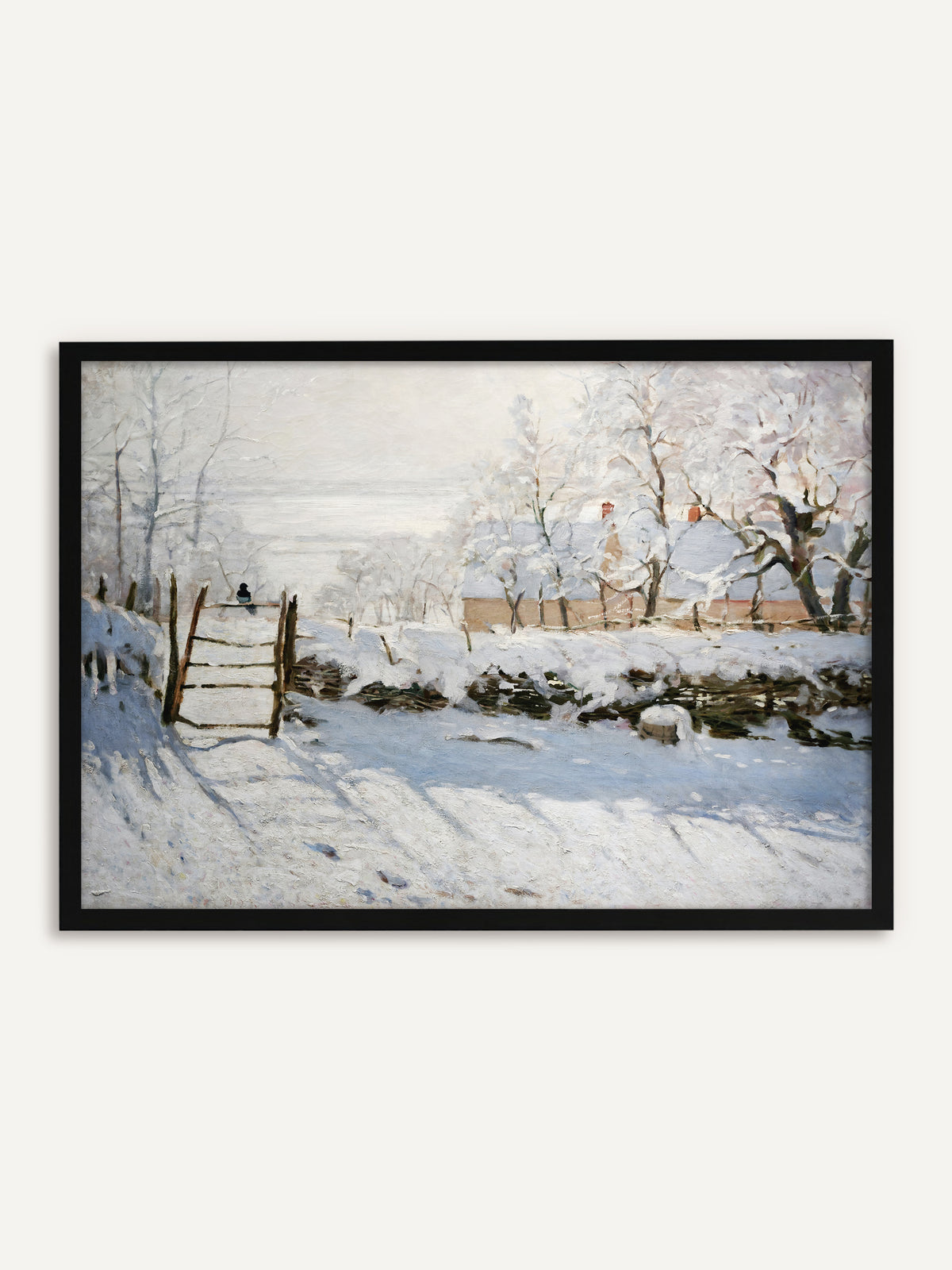 Gerahmtes Poster, das eine sonnige Schneelandschaft mit einer Elster auf einem Holztor zeigt, dahinter ein Bauernhaus, verschneite Bäume und blaue Schatten im Schnee. Mit schwarzem Rahmen bekommt die Vintage-Winterszene klare Kanten und einen modernen Akzent. #Rahmen_Schwarz