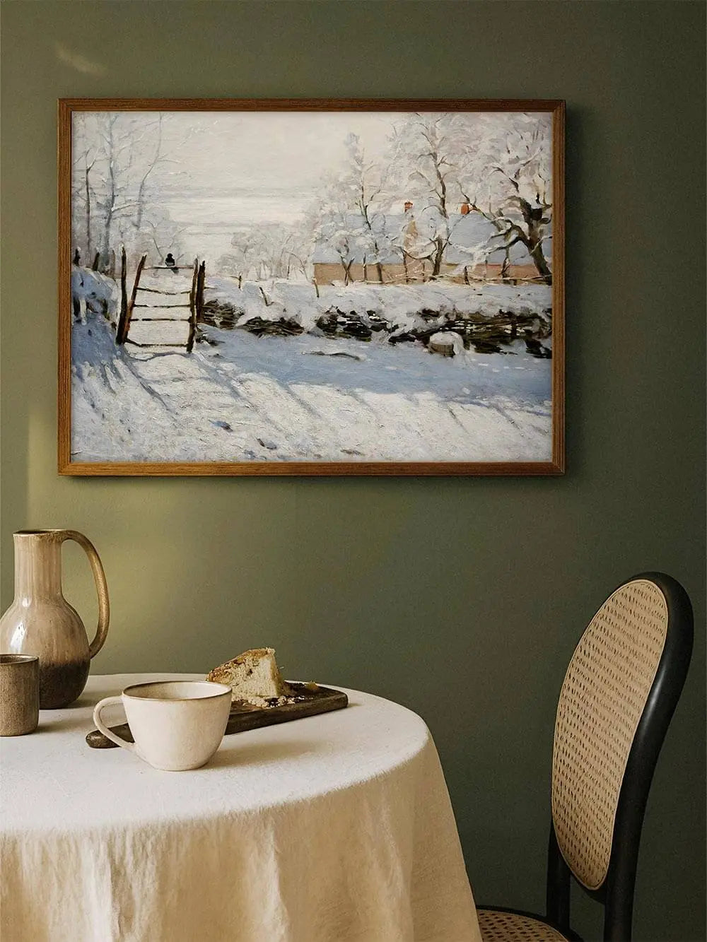 Der Winterlandschaft Kunstdruck hängt gerahmt über einem gedeckten Tisch im Esszimmer, die verschneite Szene schafft eine ruhige, nostalgische Atmosphäre.