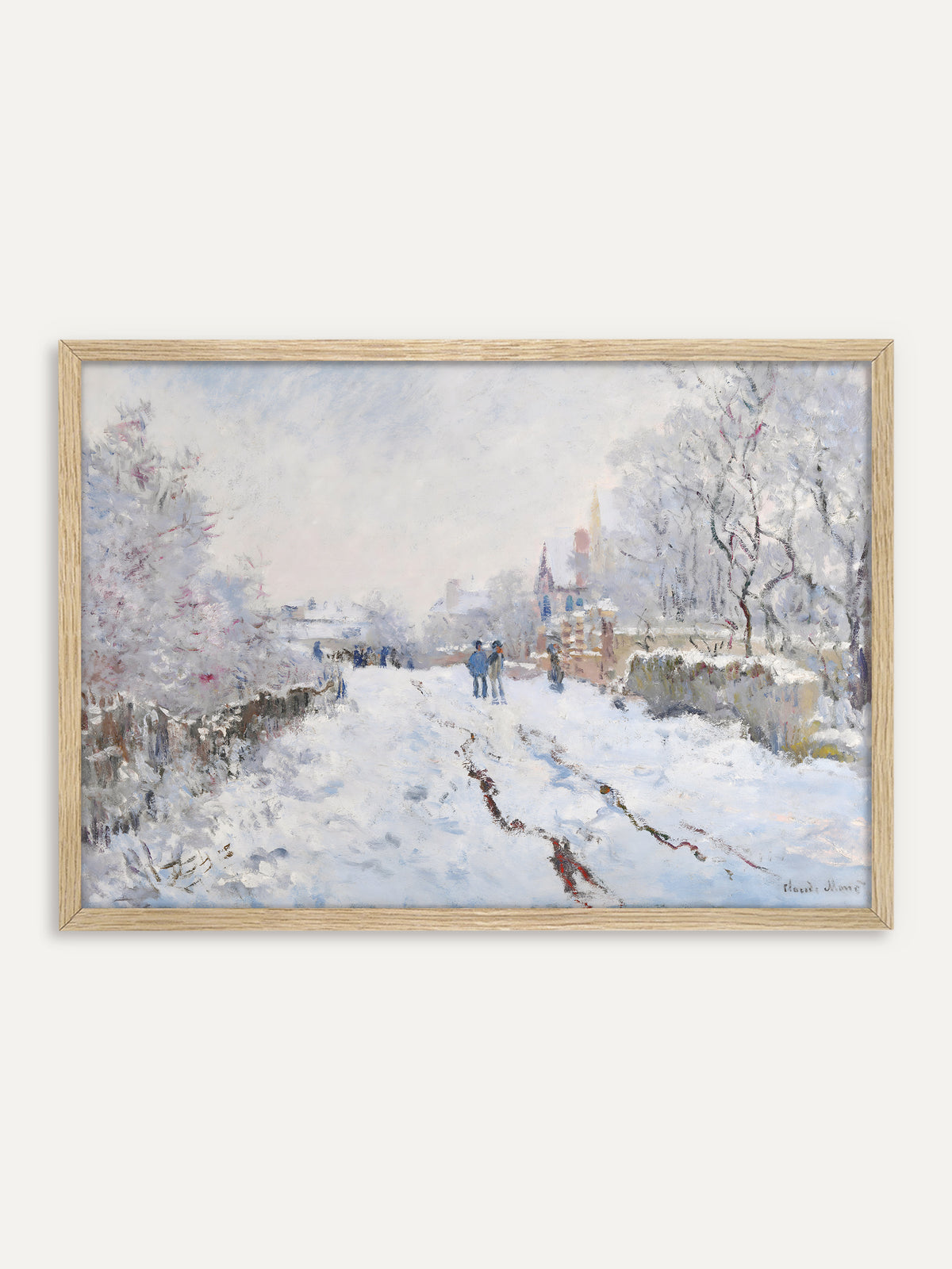 Kunstdruck, der eine verschneite Dorfstraße mit Wagenspuren und Spaziergängern zeigt, gesäumt von bereiften Bäumen, Häusern und einem Kirchturm in zarten Blau- und Rosatönen. Im Rahmen aus hellem Holz bleibt das impressionistische Bild luftig und hell. #Rahmen_Helles Holz