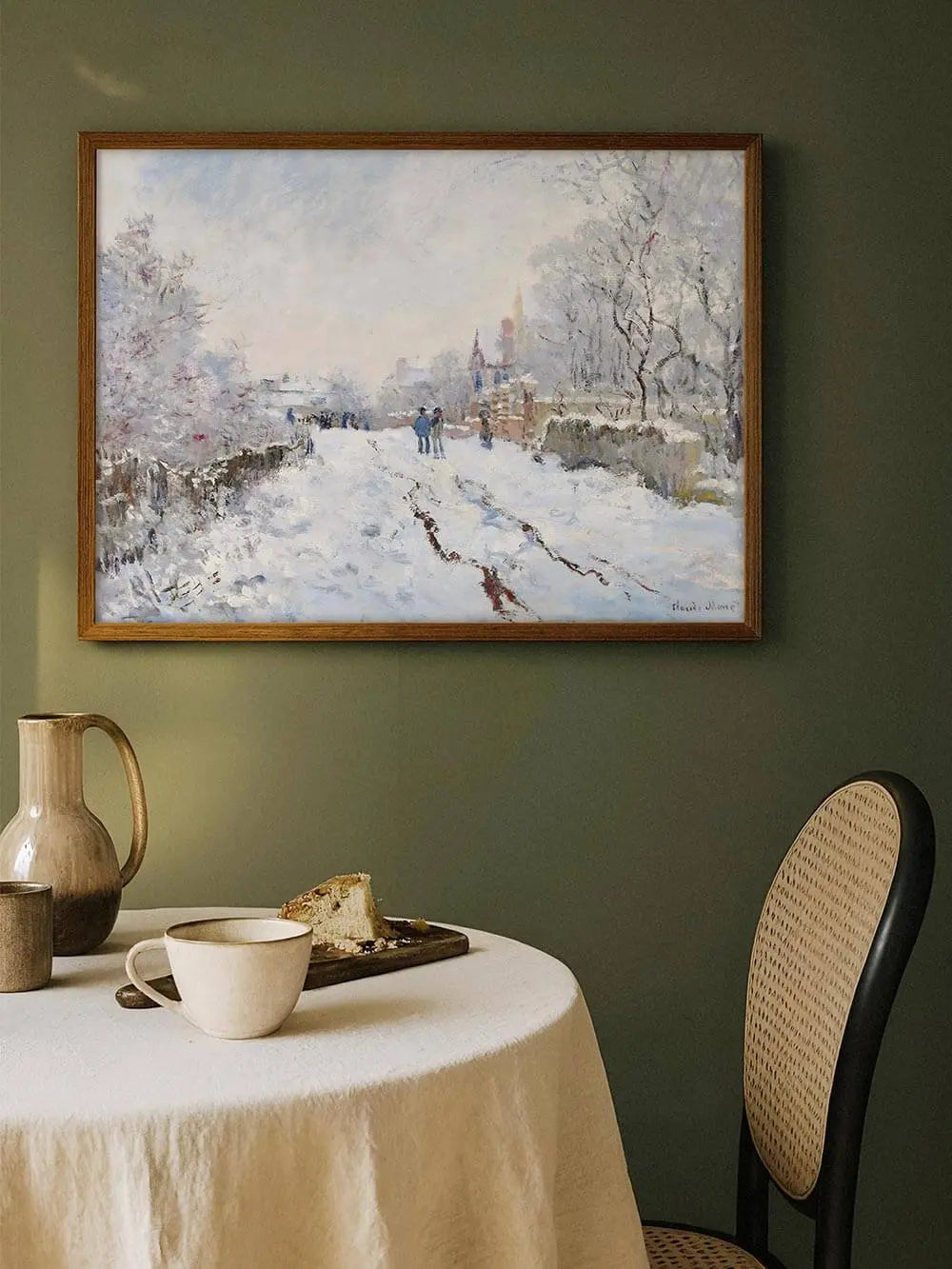 Gerahmter Winterlandschaft Kunstdruck hängt über einem gedeckten Esstisch, die verschneite Szene bringt ruhige Eleganz in den Raum.