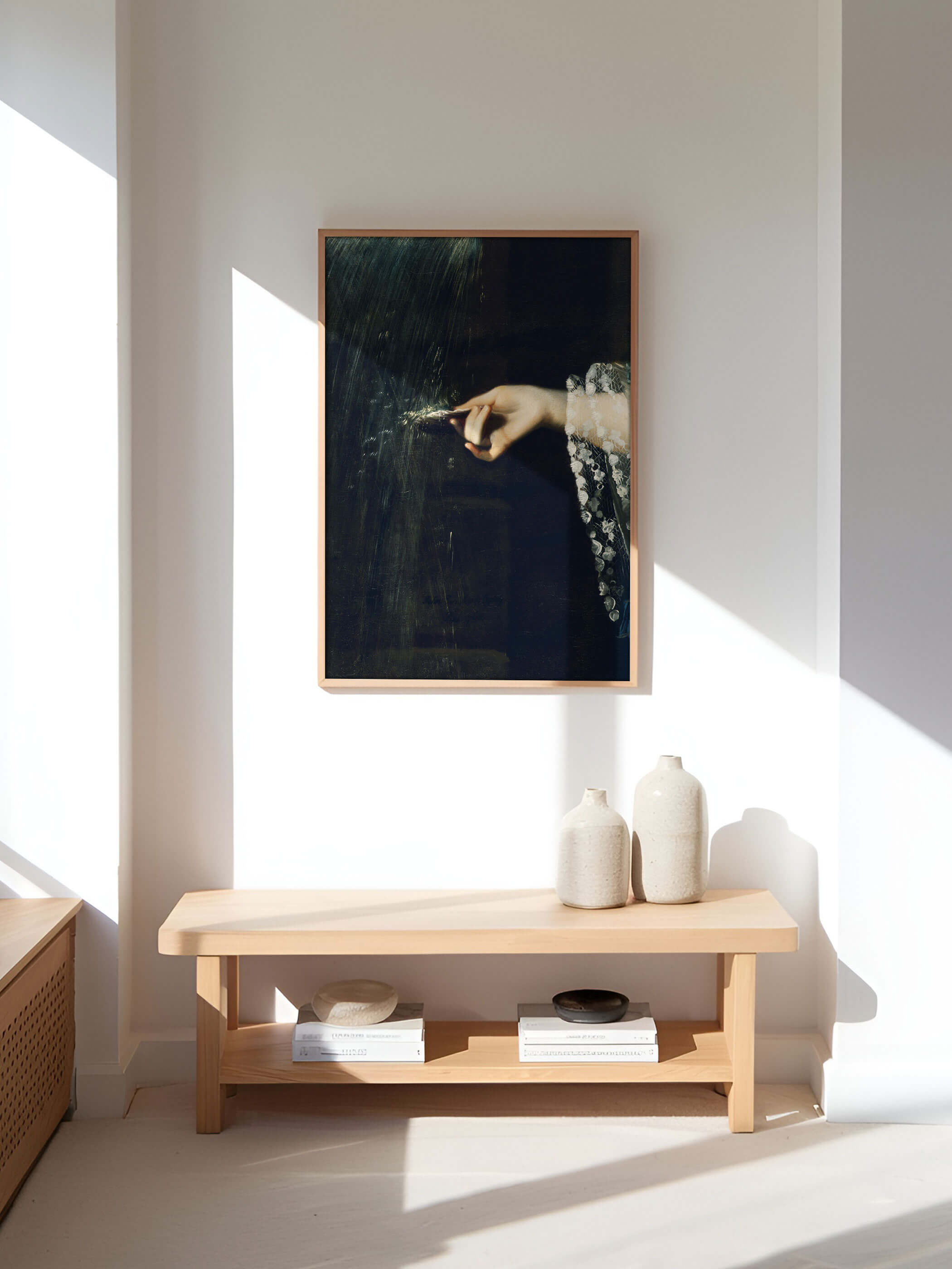 Dark Academia Portrait Kunstdruck im Eingangsbereich, eingerahmt in einem hellen Holzrahmen und minimalistischer Einrichtung.