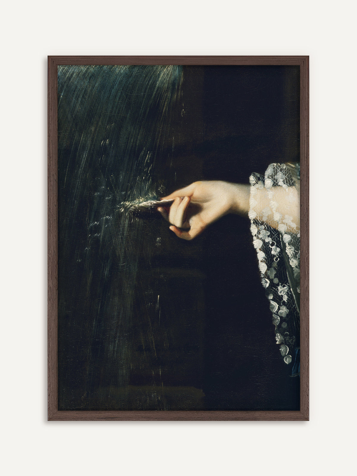 Poster mit einer zarten Frauenhand, die vor nachtblauem Grund eine Muschel unter einen feinen Wasserstrahl hält, am Handgelenk weiße Spitze. Der Rahmen aus dunklem Holz verstärkt die geheimnisvolle Dark-Academia-Stimmung. #Rahmen_Dunkles Holz