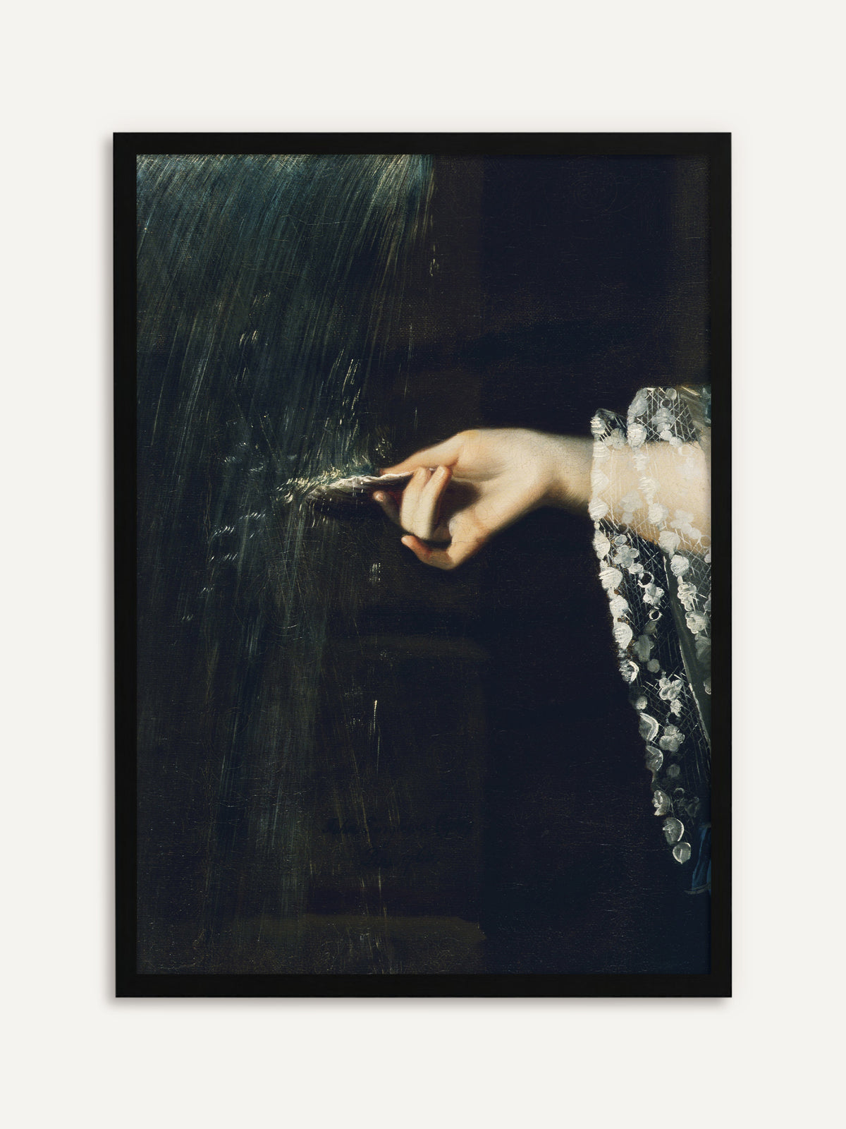 Vintage-Poster mit einer zarten Frauenhand, die vor nachtblauem Grund eine Muschel unter einen feinen Wasserstrahl hält, am Handgelenk weiße Spitze. Mit schwarzem Rahmen wird das moody Motiv besonders klar und modern. #Rahmen_Schwarz