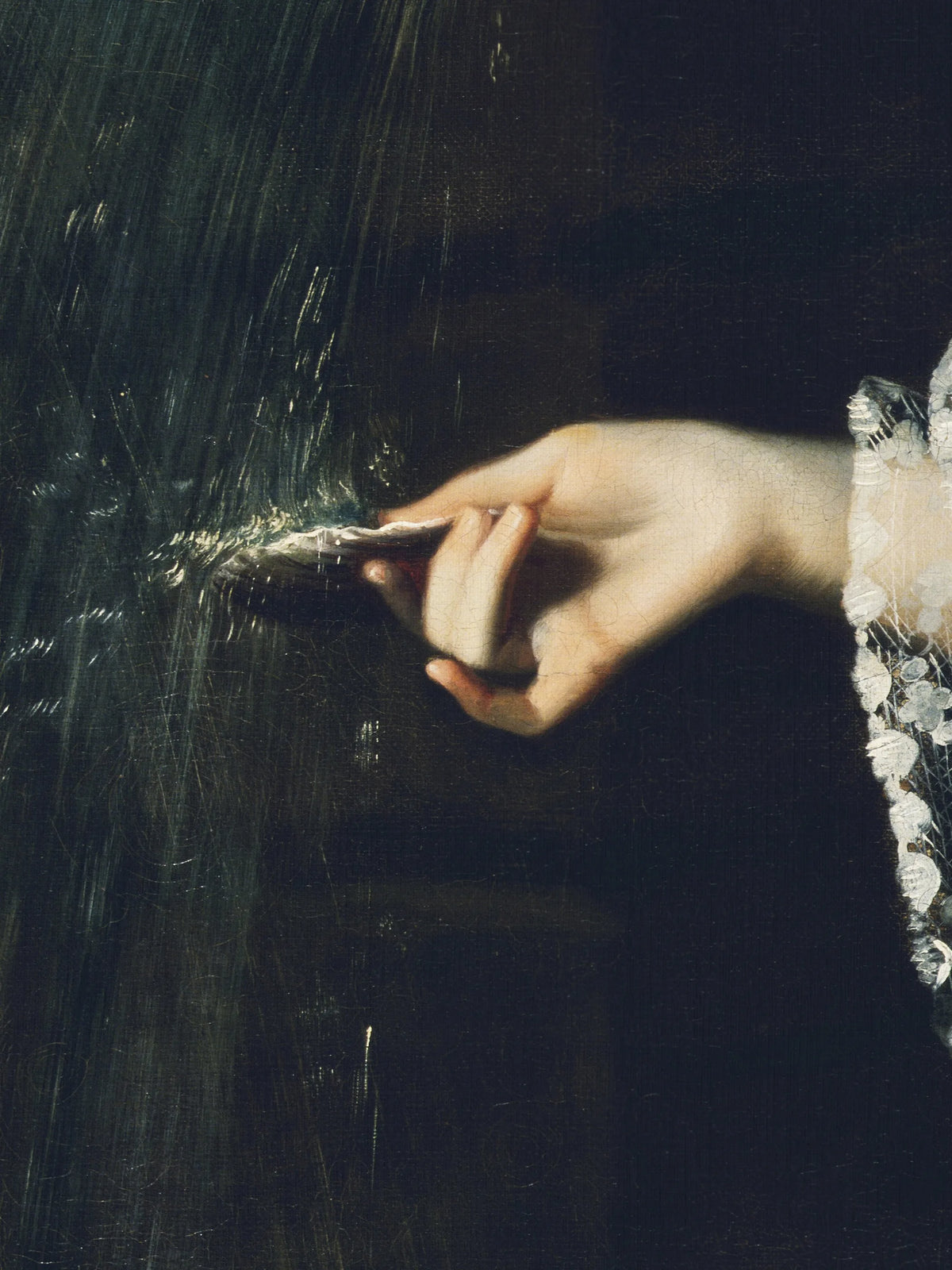 Detail des Leinwandbilds nach Copley: Frauenhand mit Muschel, silbrige Wasserstriche und Ärmel aus weißer Spitze vor fast schwarzem Grund