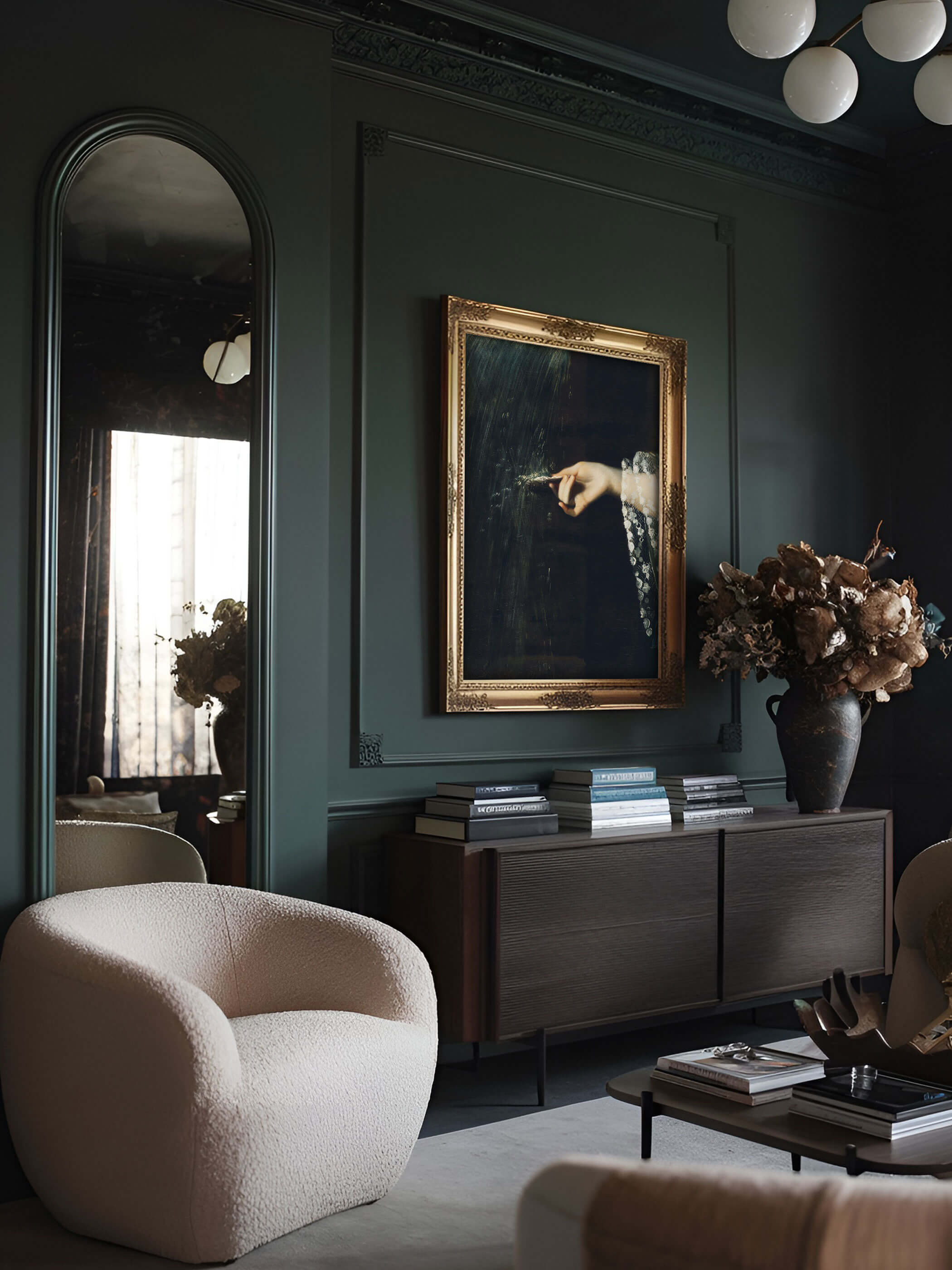 Viktorianischer Kunstdruck 'Graceful Hand' in einem luxuriösen Wohnzimmer mit dunklen Wänden und goldgerahmtem Bild.