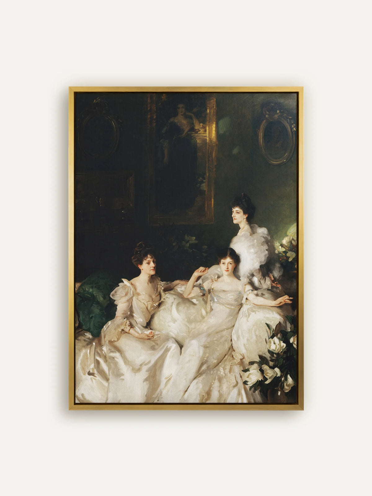 Moody Leinwandbild nach Sargent: drei Schwestern in weißen Seidenkleidern auf einem Sofa vor dunkelgrüner Wand mit goldgerahmten Gemälden, im goldenen Schattenfugenrahmen aus Holz #Rahmen_Gold