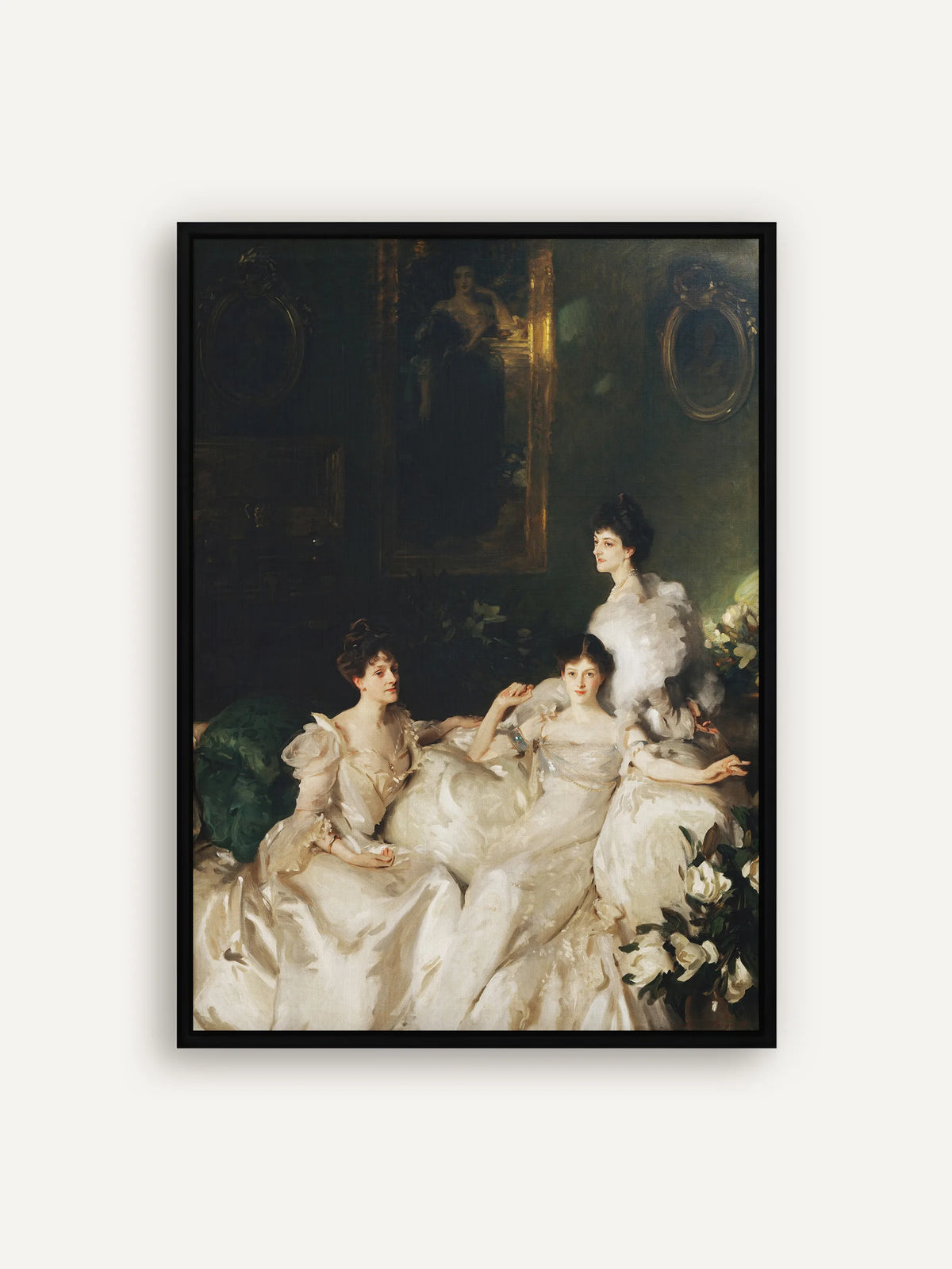 Moody Leinwandbild nach Sargent: drei Schwestern in weißen Seidenkleidern auf einem Sofa vor dunkelgrüner Wand mit goldgerahmten Gemälden, im schwarzen Schattenfugenrahmen aus Holz #Rahmen_Schwarz