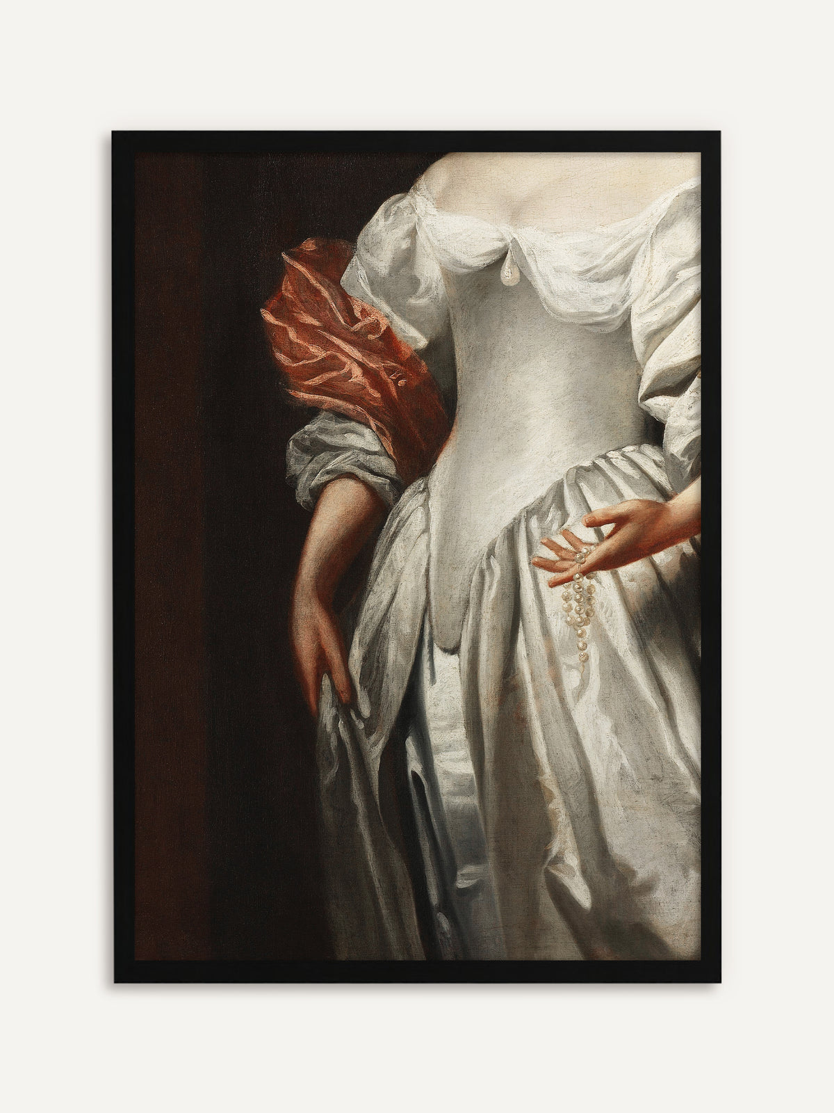 Gerahmtes Poster, das eine Frau in einem schimmernden weißen Seidenkleid zeigt, die mit einem roten Tuch über dem Arm vor dunklem Hintergrund eine Perlenkette durch die Finger gleiten lässt. Mit schwarzem Rahmen wird das moody Porträt zum klaren, eleganten Wandbild. #Rahmen_Schwarz
