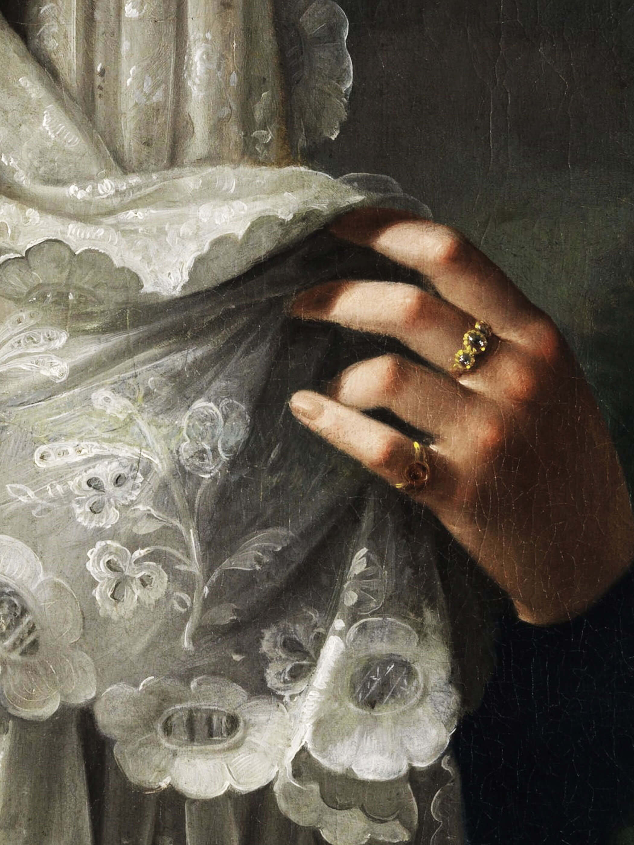 Detailaufnahme eines barocken Porträt-Kunstdrucks mit filigranem Spitzenstoff und einer Hand, die einen goldenen Ring trägt. Die feinen Texturen und die barocke Eleganz stehen im Vordergrund.