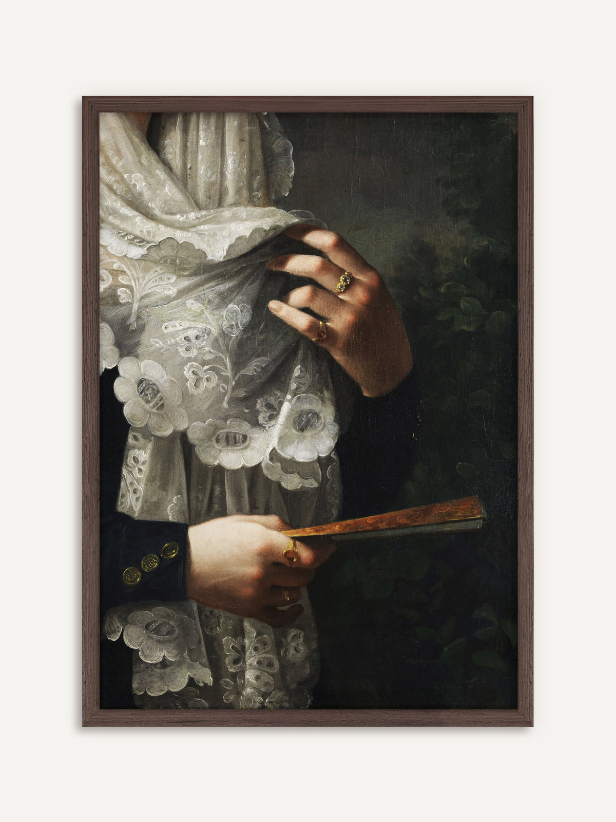 Poster mit zwei beringten Frauenhänden, die einen weißen Spitzenschal und einen Fächer vor tiefgrünem Grund halten. Der Rahmen aus dunklem Holz unterstreicht die stille Dark-Academia-Atmosphäre. #Rahmen_Dunkles Holz
