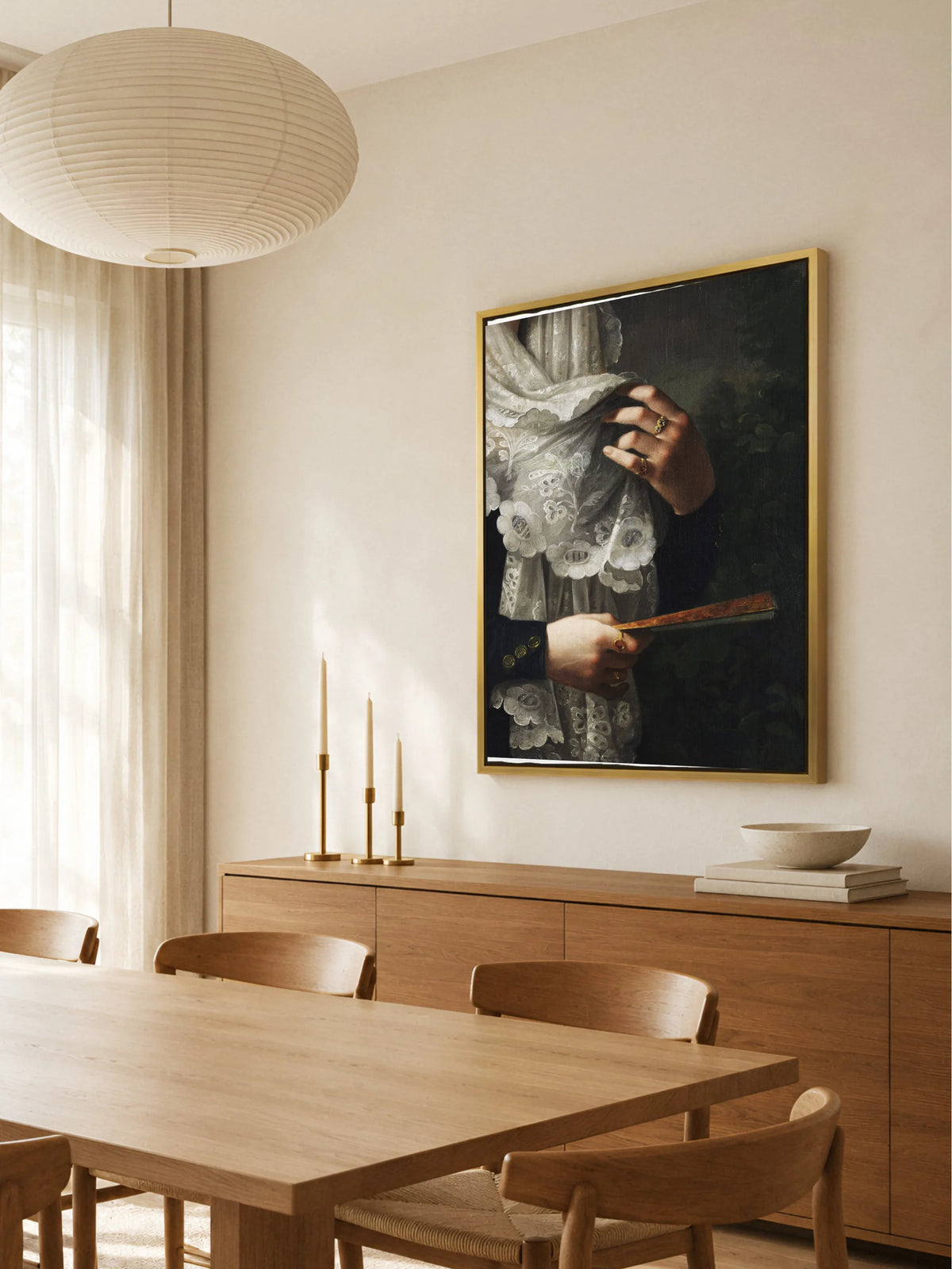 Dunkles Porträtdetail als Leinwandbild im goldenen Rahmen über einem Sideboard aus Eiche mit Messingleuchtern im hellen Esszimmer mit Papierleuchte