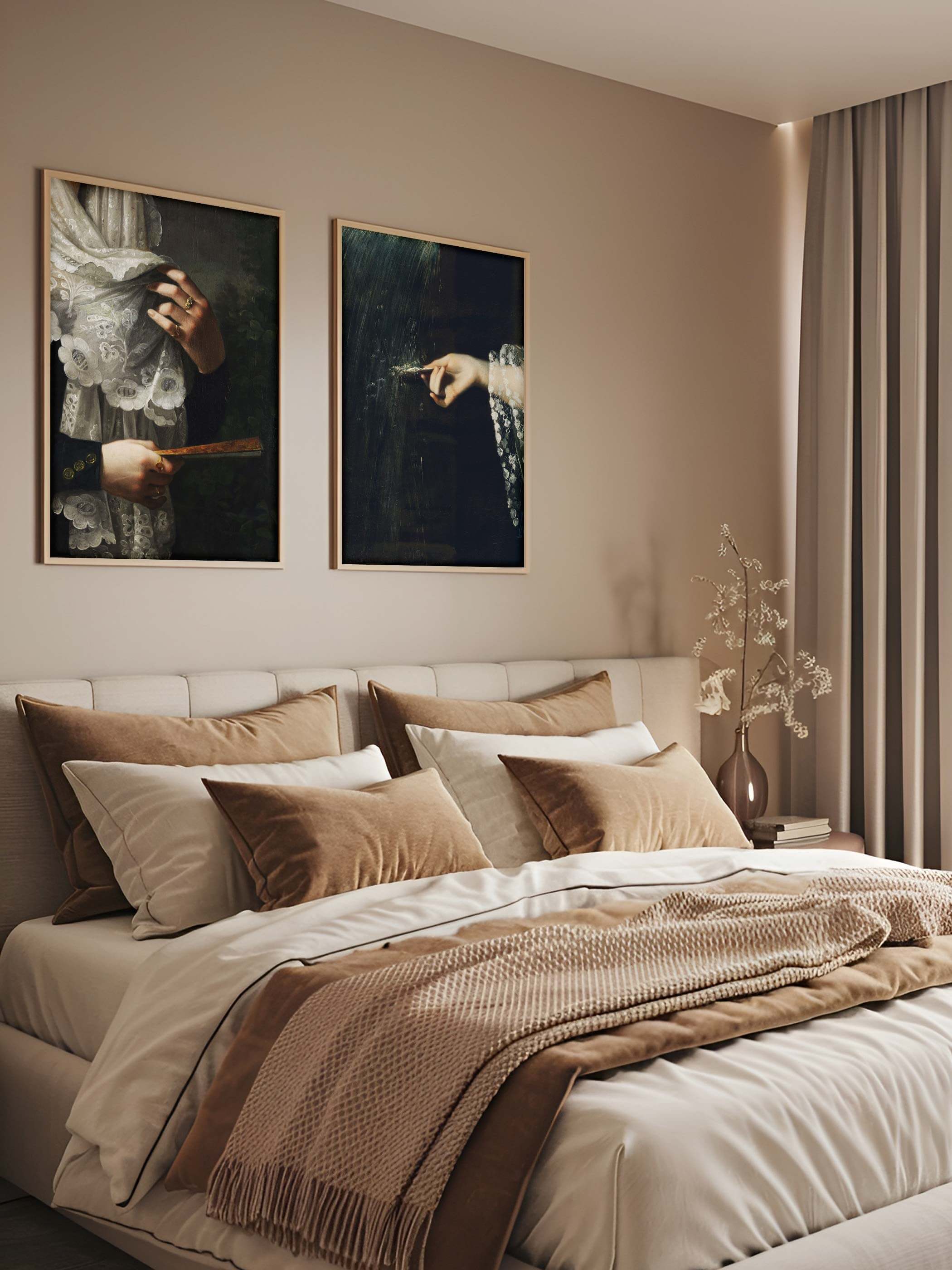 Moody Bilderset im Schlafzimmer, bestehend aus zwei viktorianischen Kunstdrucken mit filigranen Details und dunkler Atmosphäre.