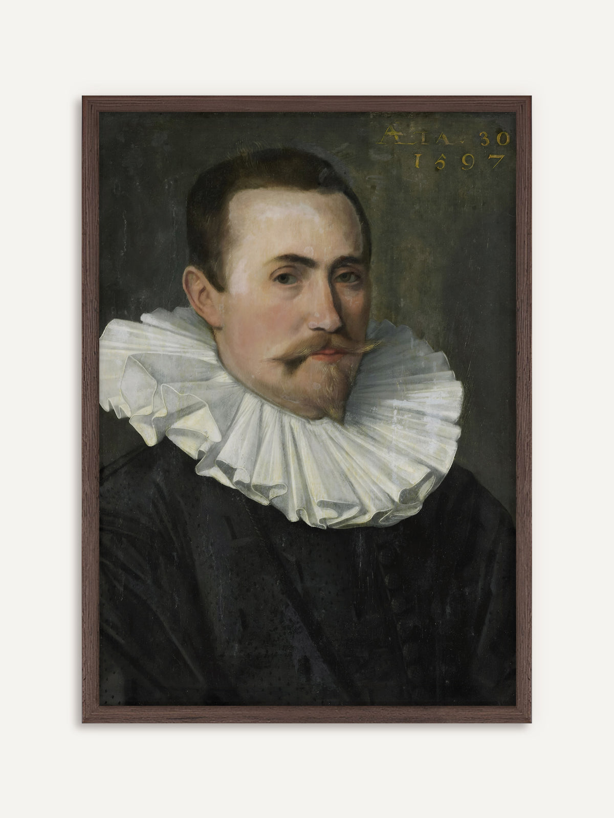Poster, das einen Mann mit kurzem braunem Haar, gezwirbeltem Schnurrbart und breiter weißer Halskrause in schwarzem Wams zeigt, oben rechts eine goldene Inschrift mit der Jahreszahl 1597. Der Rahmen aus dunklem Holz unterstreicht die Dark-Academia-Stimmung des Motivs. #Rahmen_Dunkles Holz