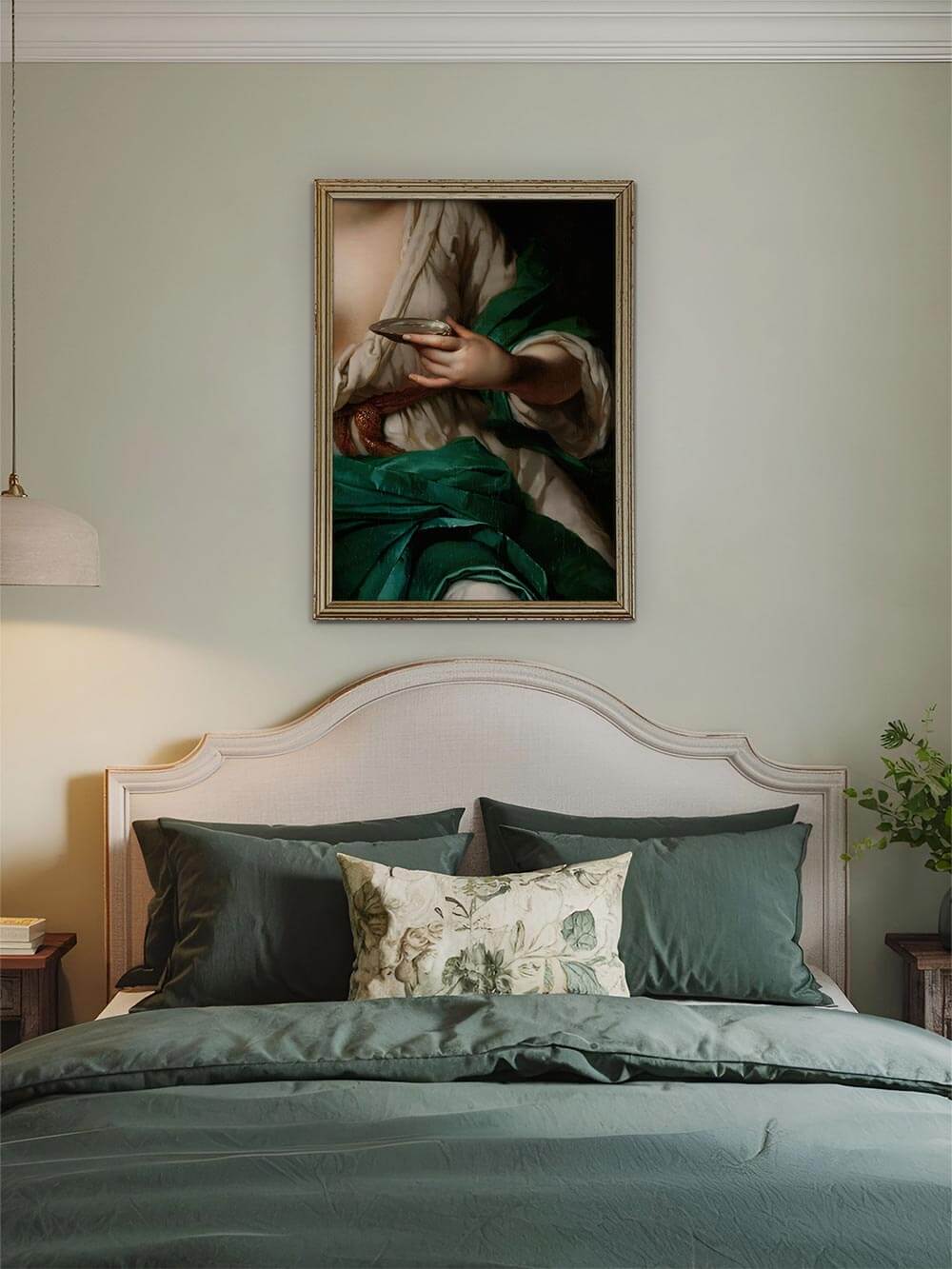 Barockes Wandbild über einem Bett in Grüntönen, kombiniert mit floralem Kissen. Der Kunstdruck mit elegantem Faltenwurf verleiht dem Schlafzimmer eine ruhige, edle Atmosphäre.