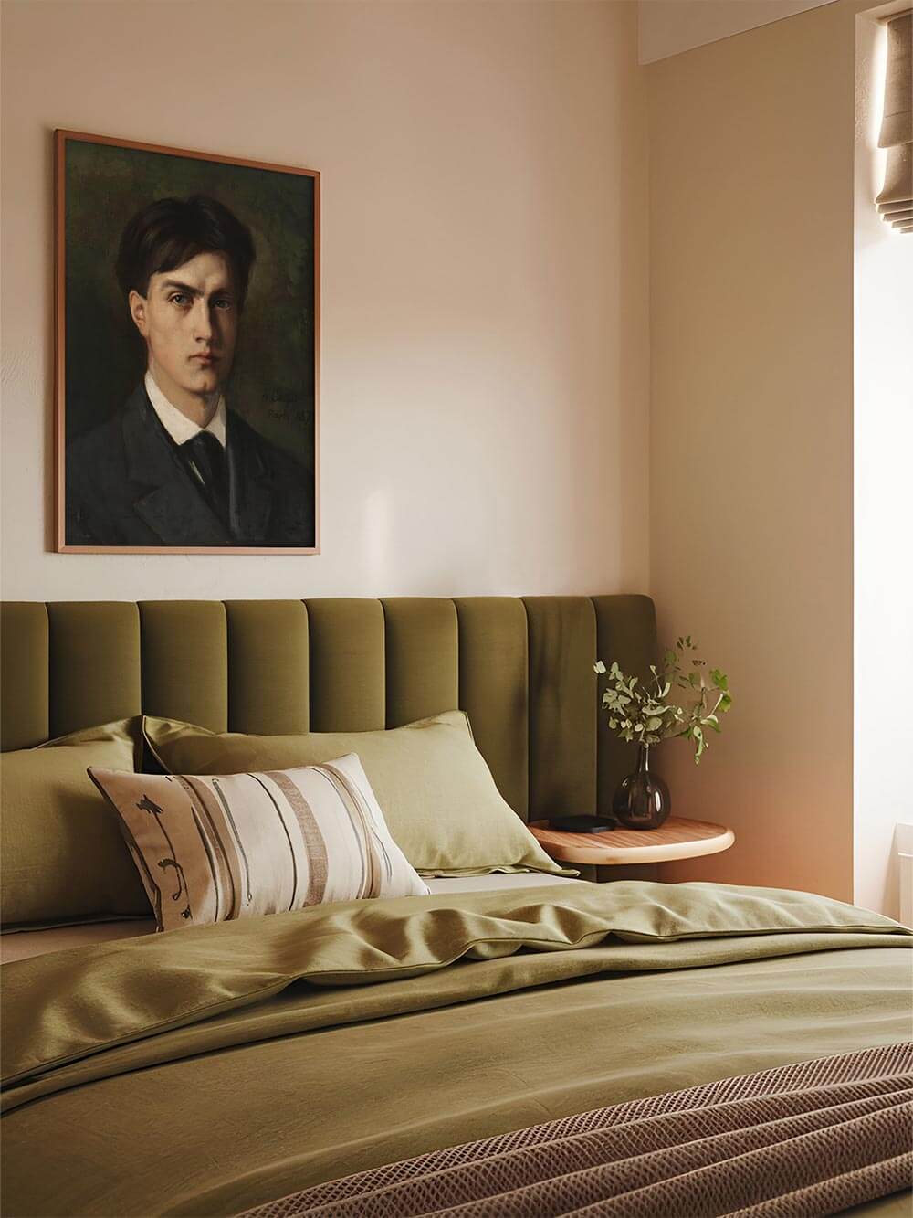 Stilvolles Schlafzimmer mit einem gerahmten Vintage-Porträt eines jungen Mannes im Anzug über dem olivgrünen Kopfteil – stimmige Kombination aus klassischer Kunst und moderner Raumgestaltung.