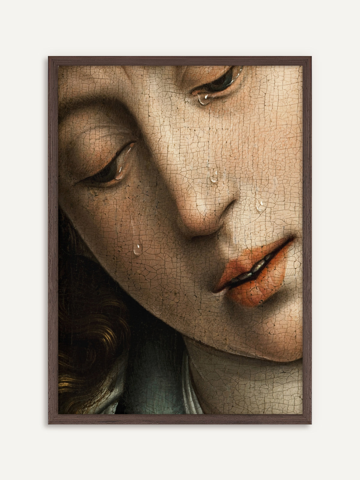 Poster, das das Gesicht einer weinenden Frau in Nahaufnahme zeigt, mit gesenkten Lidern, glänzenden Tränen auf den Wangen und orangeroten Lippen, die Oberfläche von feinen Rissen durchzogen. Der Rahmen aus dunklem Holz verstärkt die melancholische Dark-Academia-Stimmung. #Rahmen_Dunkles Holz