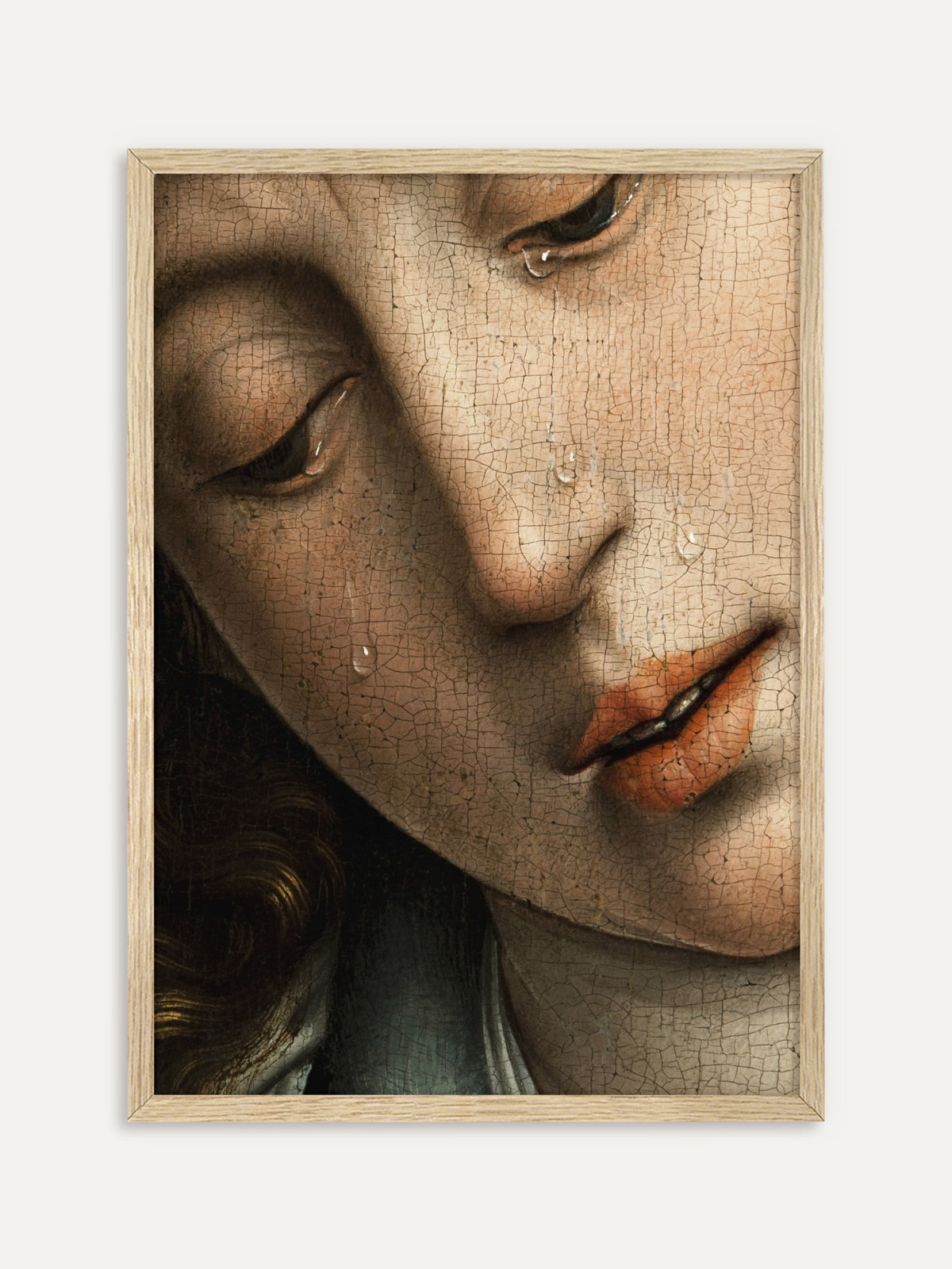 Kunstdruck, der das Gesicht einer weinenden Frau in Nahaufnahme zeigt, mit gesenkten Lidern, glänzenden Tränen auf den Wangen und orangeroten Lippen, die Oberfläche von feinen Rissen durchzogen. Im Rahmen aus hellem Holz wirkt das Renaissance-Detail sanft und hell. #Rahmen_Helles Holz