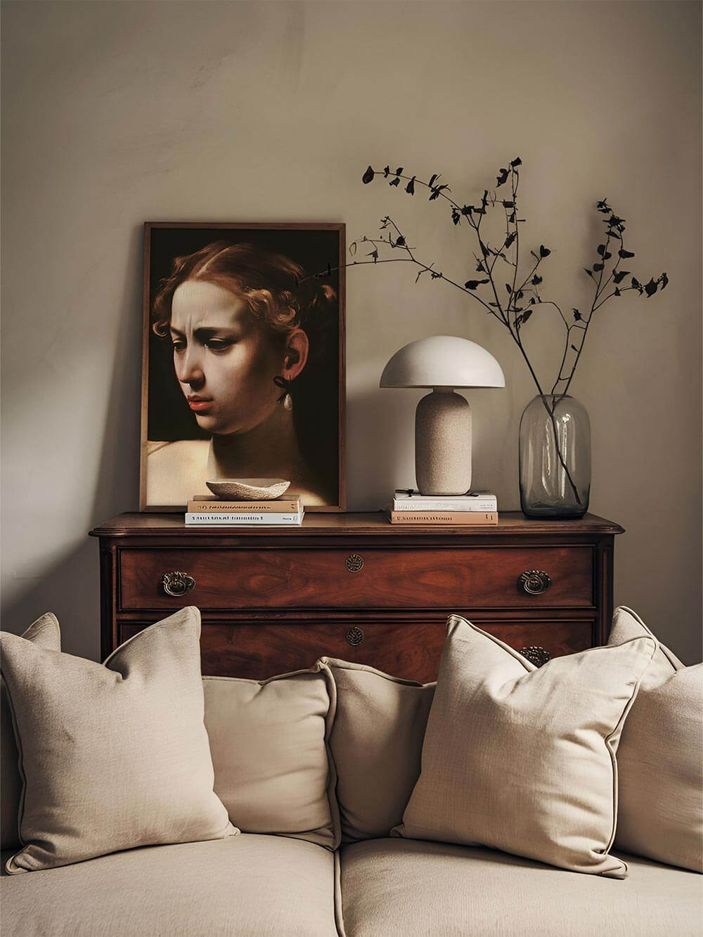 Barockes Porträt einer jungen Frau auf Holzkommode, umgeben von Büchern, Vase und Designerlampe in neutralem Interieur. Kunstvolles Wandbild für elegante, zeitlose Raumgestaltung.