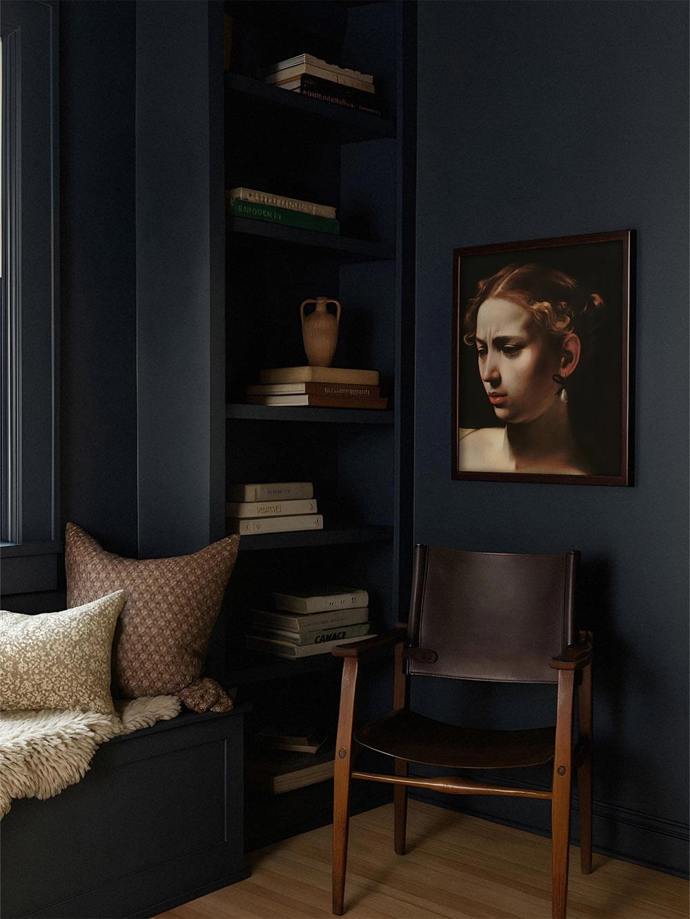 Barockes Porträt einer Frau mit Perlenohrring in dunklem Rahmen, stilvoll inszeniert in einem moody Wohnzimmer mit dunklen Wänden und Lederstuhl. Edles Wandbild für kunstvolle, zeitlose Raumgestaltung.