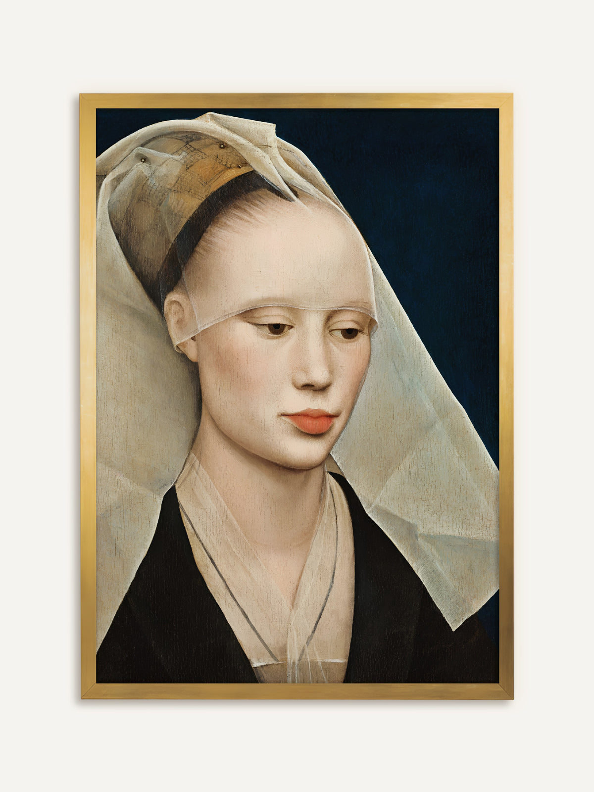 Wandbild, das eine junge Frau mit gesenktem Blick zeigt, die einen transparenten weißen Schleier über einer goldbraunen Haube trägt, dazu ein schwarzes Kleid mit zartem Brusttuch vor nachtblauem Grund. Im goldenen Rahmen nimmt das Bild die Goldtöne der Haube auf und wirkt wie ein antikes Tafelbild. #Rahmen_Gold