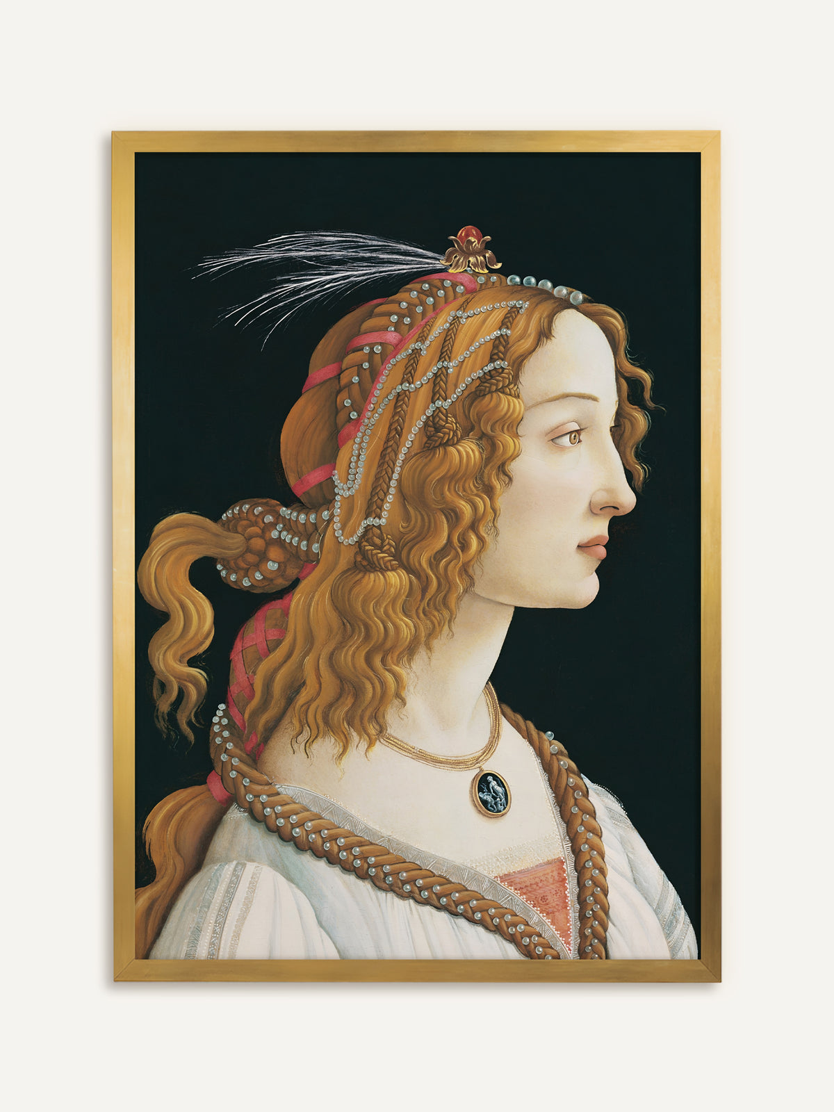 Wandbild von Sandro Botticellis Porträt der Simonetta Vespucci, das die junge Frau im Profil zeigt, ihr goldblondes, geflochtenes Haar mit Perlenschnüren, rosa Bändern und einer Feder geschmückt, dazu ein Medaillon an einer Goldkette vor schwarzem Hintergrund. Im goldenen Rahmen leuchtet das goldene Haar, und das Porträt wirkt antik. #Rahmen_Gold