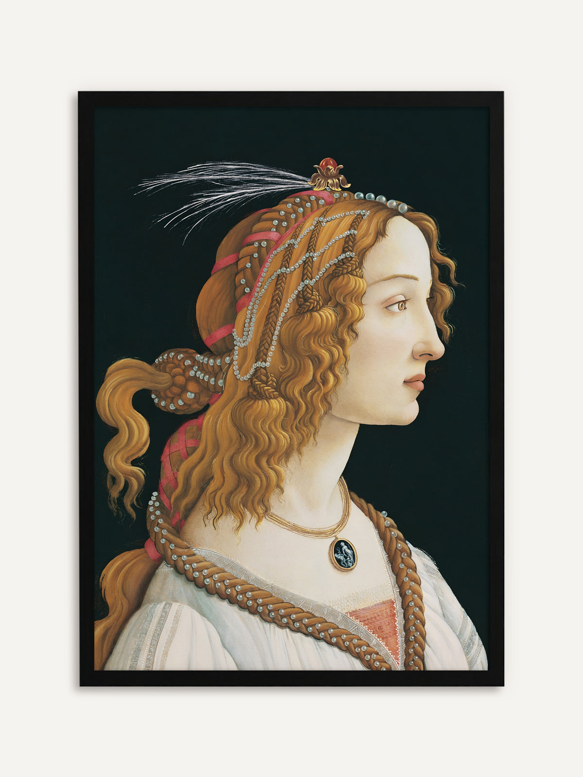 Gerahmtes Poster von Sandro Botticellis Porträt der Simonetta Vespucci, das die junge Frau im Profil zeigt, ihr goldblondes, geflochtenes Haar mit Perlenschnüren, rosa Bändern und einer Feder geschmückt, dazu ein Medaillon an einer Goldkette vor schwarzem Hintergrund. Mit schwarzem Rahmen wird das Vintage-Porträt klar und elegant. #Rahmen_Schwarz