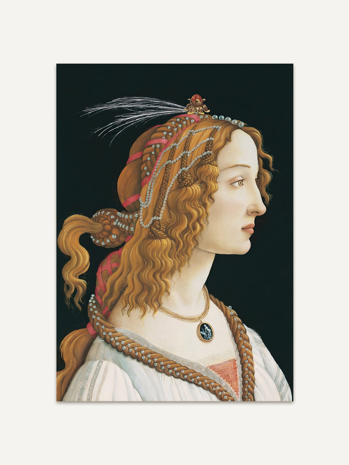 Renaissance-Porträt einer Frau im Profil mit goldenem Haar, Perlen und Federschmuck auf dunklem Hintergrund. Ausdrucksstarker Kunstdruck mit klassischer Anmutung, ideal für elegante Wohnräume und kunstvolle Wanddekoration. #Rahmen_Ohne Rahmen