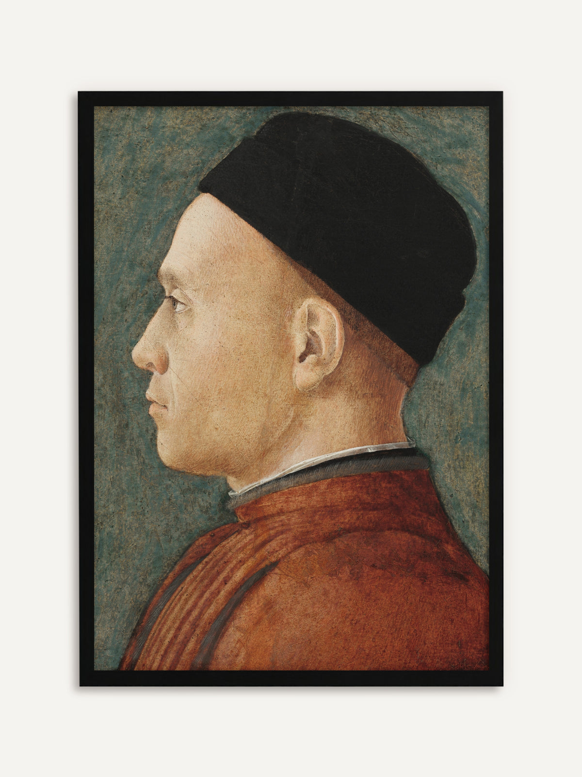 Gerahmtes Poster, das einen Mann im Profil zeigt, der eine schwarze Kappe und ein rostrotes Gewand mit hohem Kragen trägt, vor einem fleckigen blaugrünen Hintergrund. Mit schwarzem Rahmen greift das Bild die Kappe auf, und das Vintage-Porträt wirkt klar und grafisch. #Rahmen_Schwarz