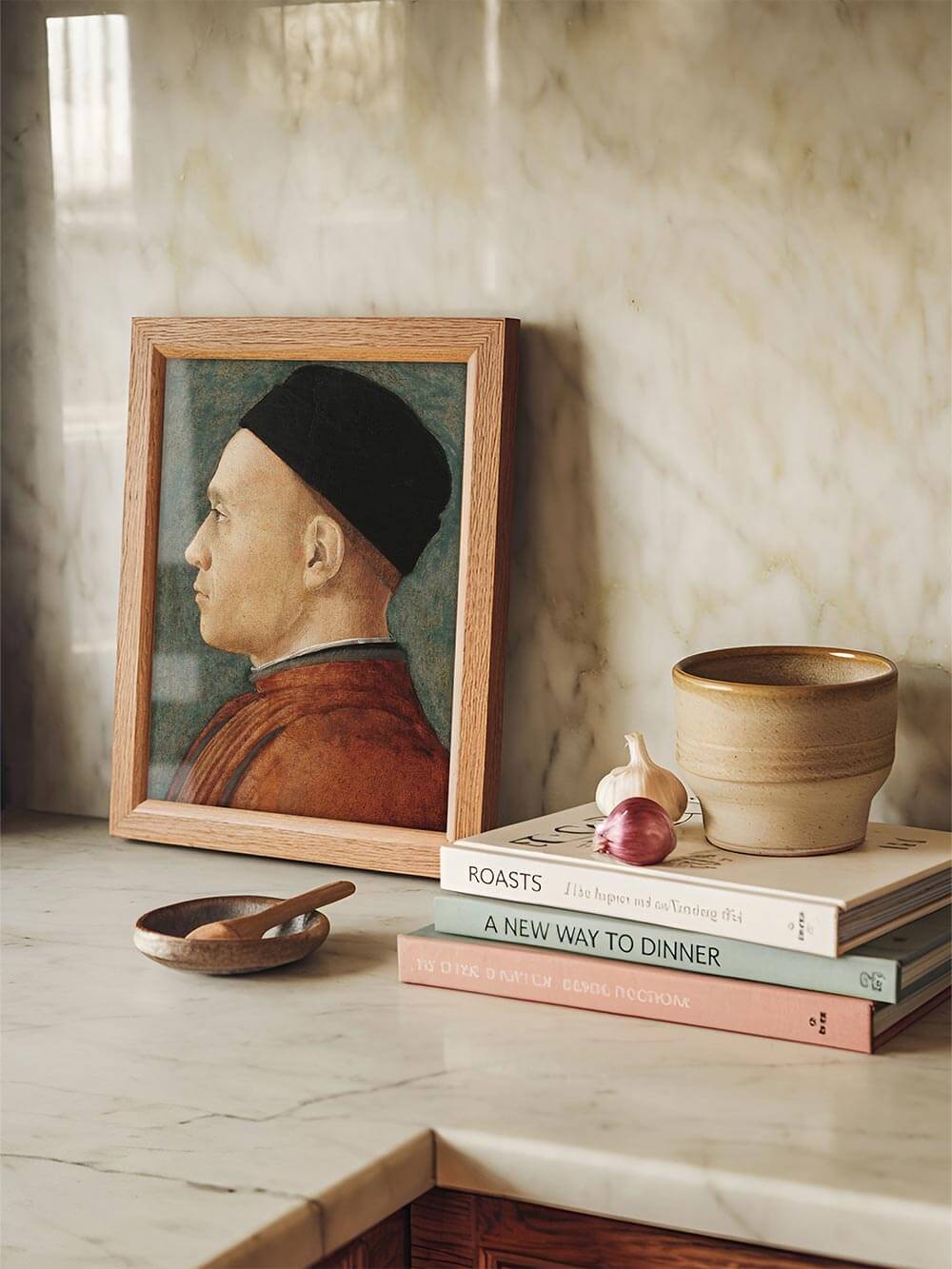 Vintage-Porträt eines Mannes in traditioneller Renaissance-Kleidung, stilvoll gerahmt und dekorativ in einer modernen Küche platziert. Kunst trifft Interior-Design.