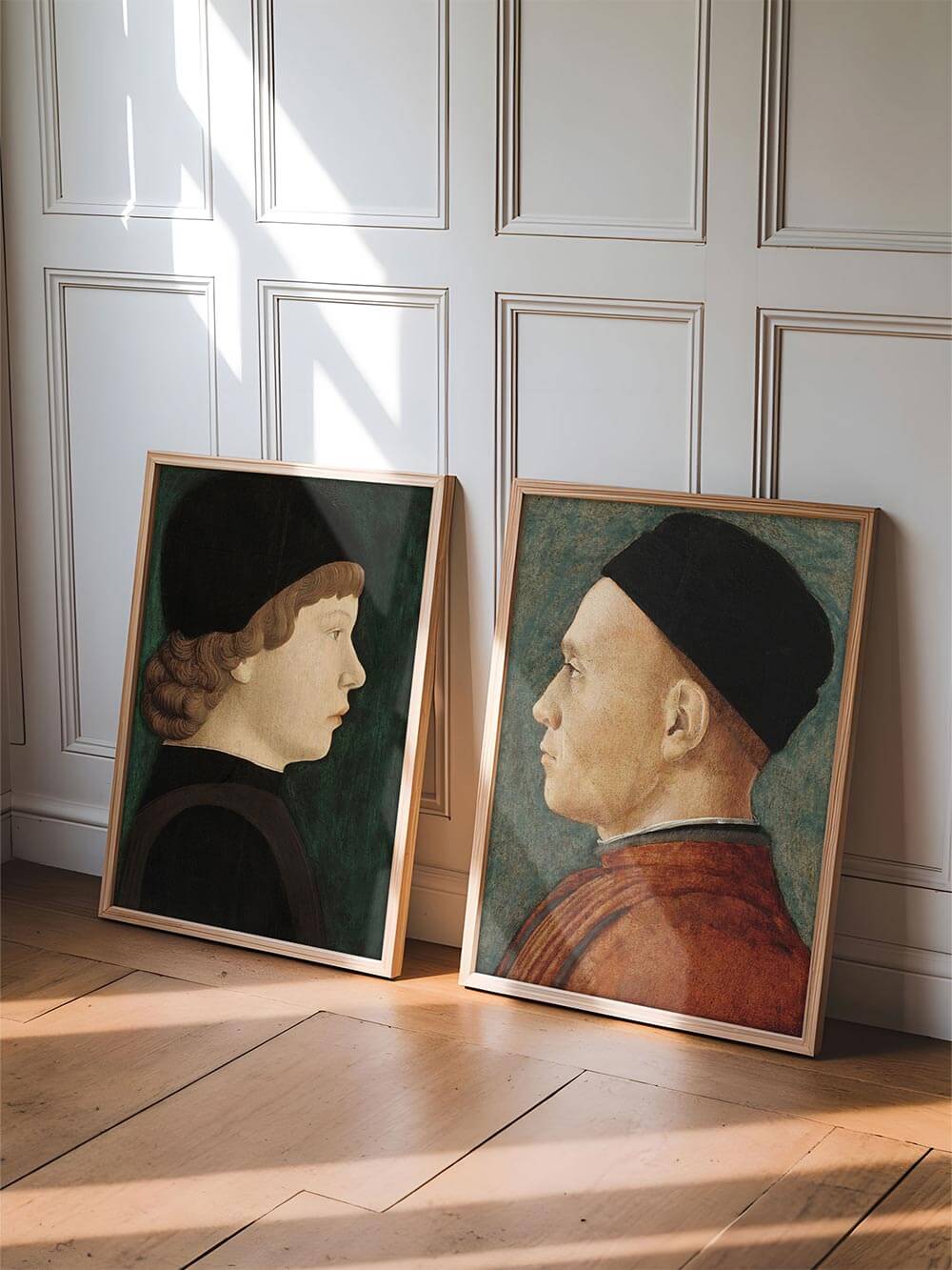 Edles Renaissance-Porträt-Set mit zwei klassischen Profilansichten – eine junge Person mit Locken und ein älterer Mann in rotem Gewand. Kunstdrucke mit satten Grüntönen und feinster Detailarbeit, perfekt für klassische und moderne Interieurs.
