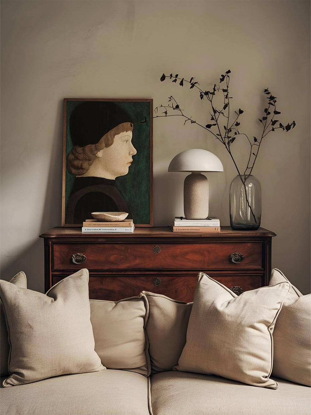 Edles Renaissance-Porträt als Kunstdruck, kunstvoll inszeniert in einem eleganten Wohnzimmer mit Vintage-Möbeln und warmen Naturtönen – ideal für klassische und moderne Wohnstile.