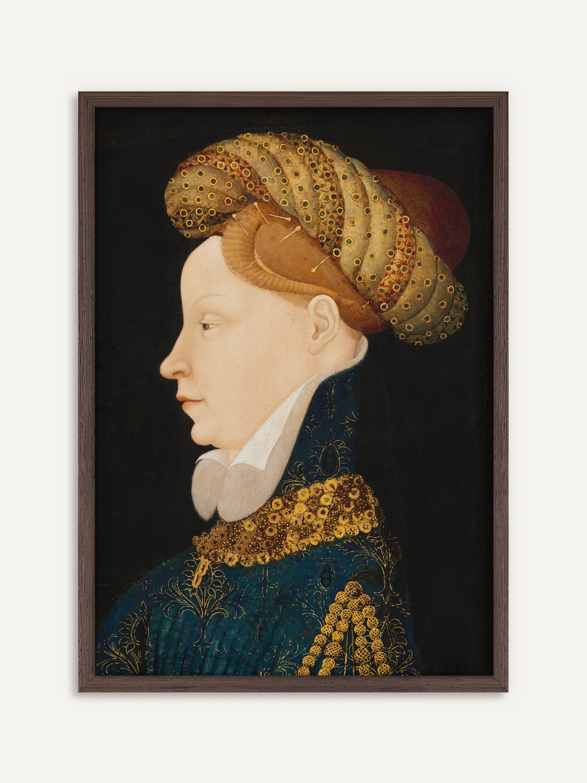 Poster, das eine Frau im Profil mit rotblondem Haar unter einer gedrehten, goldgemusterten Turbanhaube zeigt, dazu ein weißer Stehkragen und ein dunkelblaues, golden besticktes Gewand vor schwarzem Grund. Der Rahmen aus dunklem Holz unterstreicht die Dark-Academia-Stimmung des Motivs. #Rahmen_Dunkles Holz