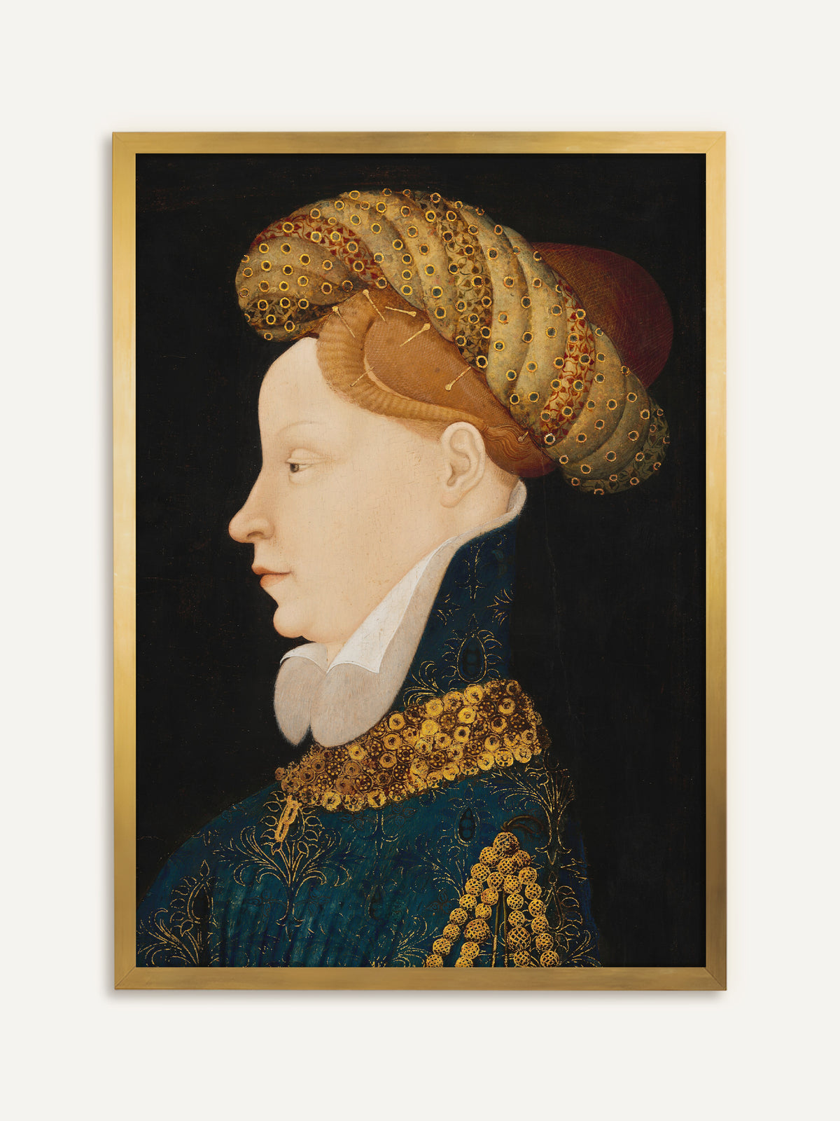 Wandbild, das eine Frau im Profil mit rotblondem Haar unter einer gedrehten, goldgemusterten Turbanhaube zeigt, dazu ein weißer Stehkragen und ein dunkelblaues, golden besticktes Gewand vor schwarzem Grund. Im goldenen Rahmen greift das Bild den Goldschmuck auf und wirkt wie ein antikes Gemälde. #Rahmen_Gold
