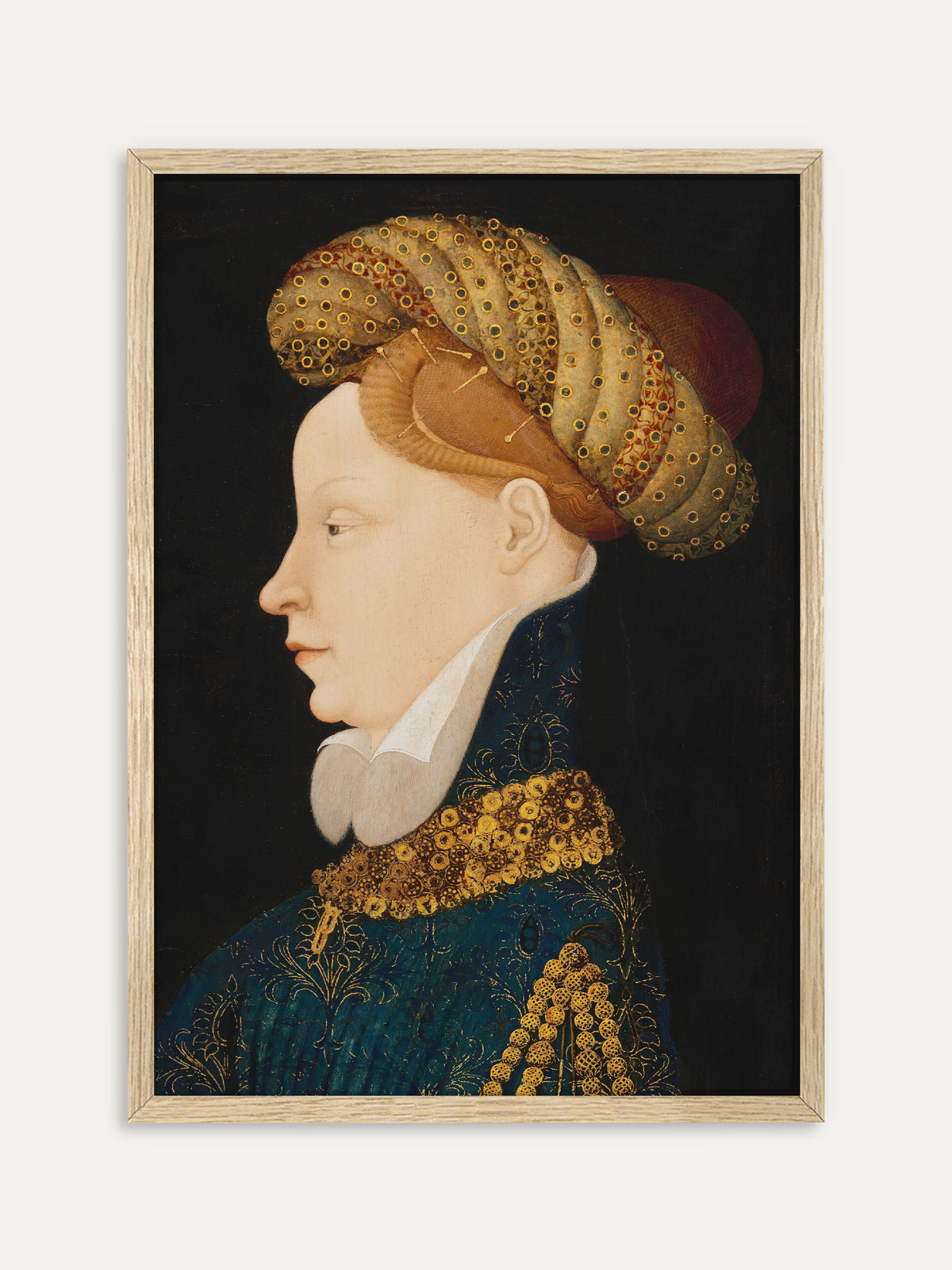 Kunstdruck, der eine Frau im Profil mit rotblondem Haar unter einer gedrehten, goldgemusterten Turbanhaube zeigt, dazu ein weißer Stehkragen und ein dunkelblaues, golden besticktes Gewand vor schwarzem Grund. Im Rahmen aus hellem Holz wirkt das Renaissance-Porträt hell und klar. #Rahmen_Helles Holz
