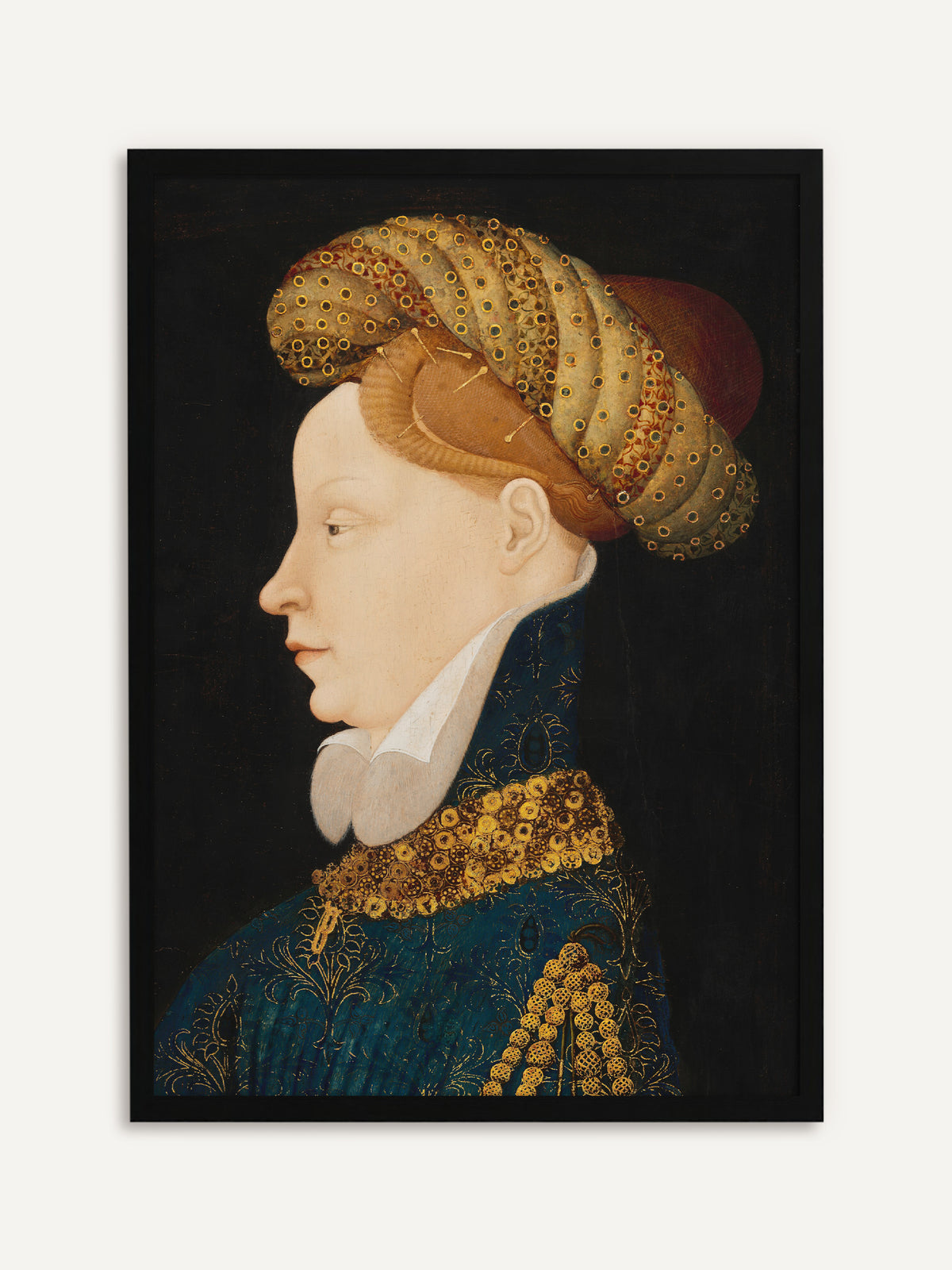 Gerahmtes Poster, das eine Frau im Profil mit rotblondem Haar unter einer gedrehten, goldgemusterten Turbanhaube zeigt, dazu ein weißer Stehkragen und ein dunkelblaues, golden besticktes Gewand vor schwarzem Grund. Mit schwarzem Rahmen wird das Vintage-Porträt streng und elegant gefasst. #Rahmen_Schwarz