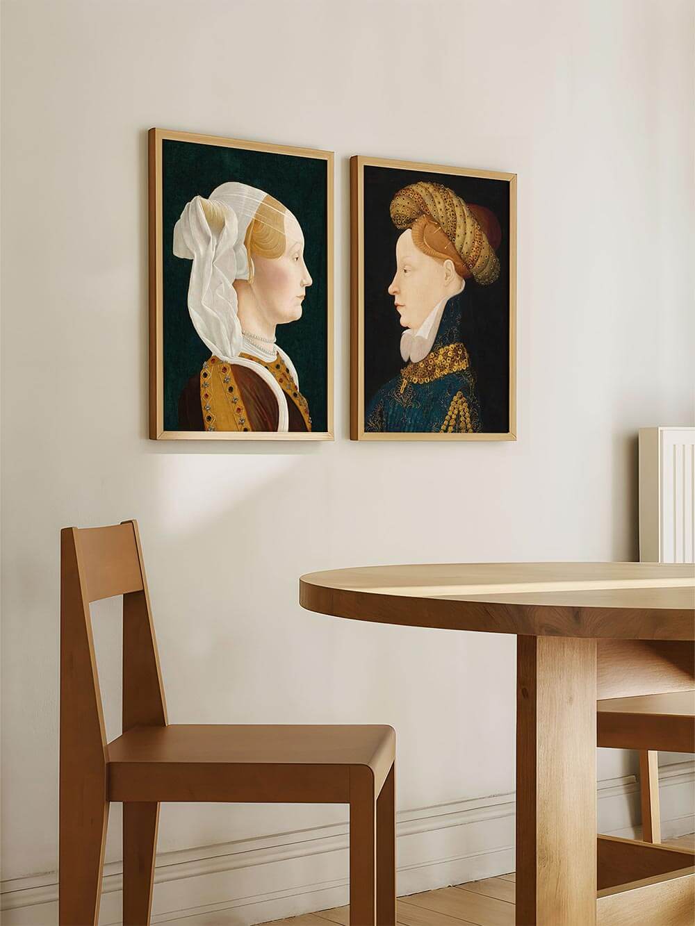 Renaissance-Porträt der Frau kombiniert mit männlichem Gegenstück an einer hellen Wand über einem Esstisch. Zeitloses Kunst-Duo für stilvolle Wanddekoration und ausgewogene Raumharmonie.