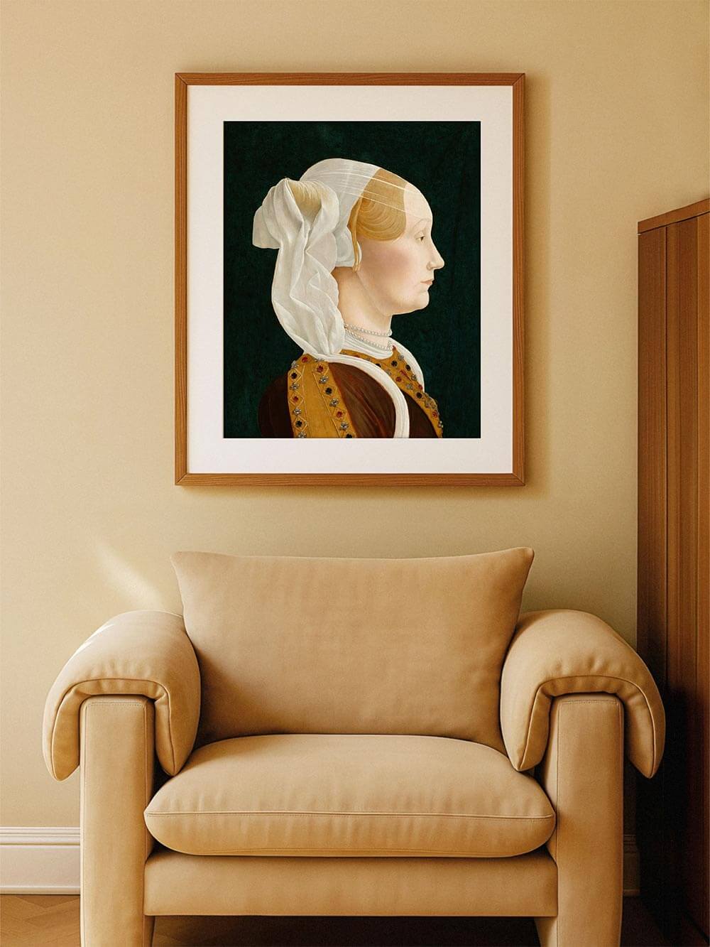 Gerahmter Porträt-Kunstdruck einer Frau im Renaissance-Stil hängt über einem beigen Sessel. Harmonische Kombination aus warmen Farbtönen und klassischer Kunst – ideal für ruhige, elegante Wohnräume.
