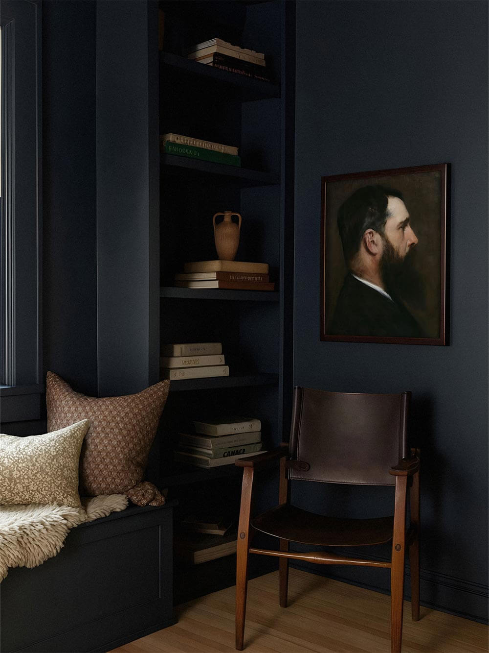 Gerahmter Kunstdruck eines Männerprofils in dunklem, stimmungsvoll eingerichteten Raum mit Holzstuhl und Bücherregal. Ideal für Dark Academia oder elegant-maskuline Wohnräume.