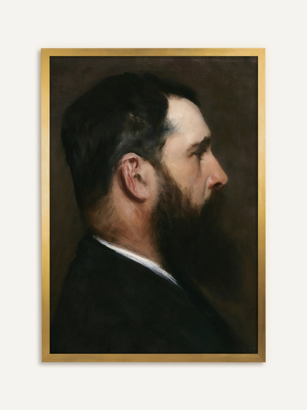 Wandbild, das einen Mann im Profil mit kurzem dunklem Haar und vollem dunklem Bart zeigt, im dunklen Anzug mit weißem Hemdkragen vor tiefbraunem Grund. Im goldenen Rahmen greift das Bild das warme Licht auf der Haut auf und wirkt wie ein antikes Gemälde. #Rahmen_Gold