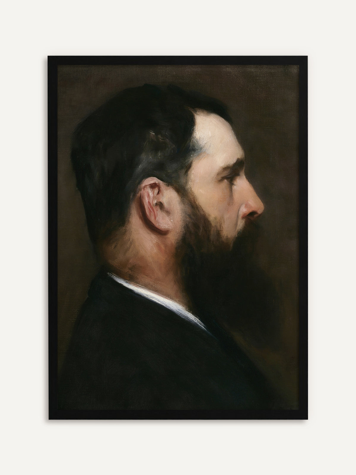 Gerahmtes Poster, das einen Mann im Profil mit kurzem dunklem Haar und vollem dunklem Bart zeigt, im dunklen Anzug mit weißem Hemdkragen vor tiefbraunem Grund. Mit schwarzem Rahmen wird das moody Motiv klar und modern gefasst. #Rahmen_Schwarz