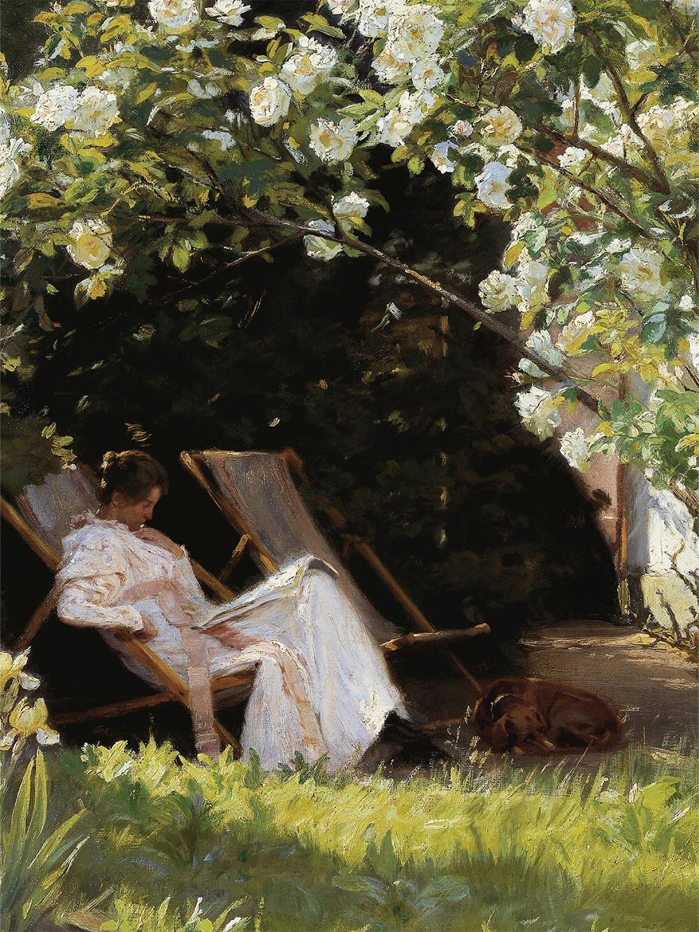 Nahaufnahme eines impressionistischen Garten-Kunstdrucks mit feinen Pinselstrichen. Die Szene zeigt eine Frau im weißen Kleid, die entspannt im Schatten eines Rosenstrauchs sitzt. Zarte Lichtreflexe und lebendige Grüntöne sorgen für eine harmonische Komposition.
