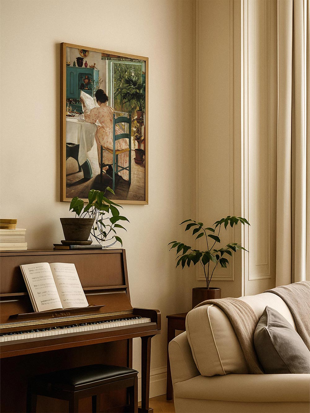 Kunstdruck mit klassischer Leseszene über einem Klavier in warm beleuchtetem Wohnzimmer mit Pflanzen und Sofa. Dekoratives Poster im nostalgischen Stil für Musik- und Kunstliebhaber.