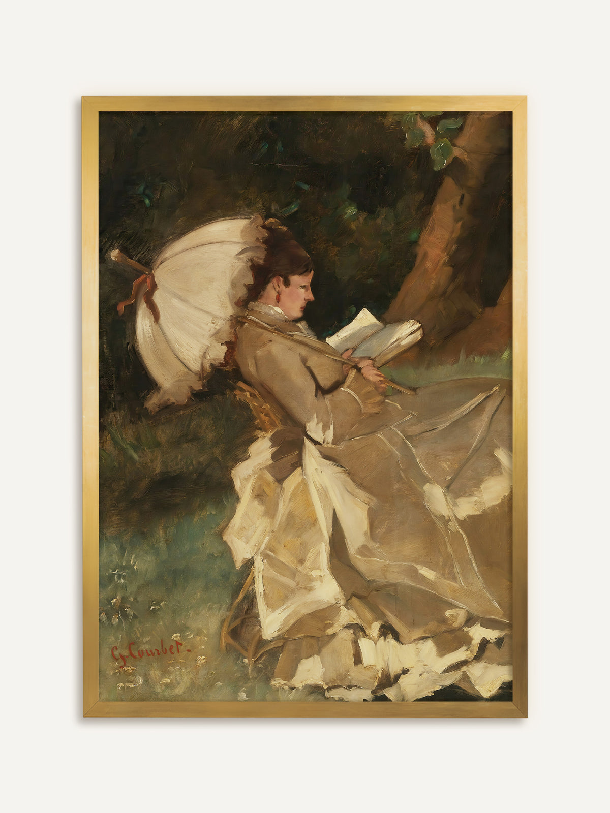 Wandbild, das eine Frau im beigen Rüschenkleid zeigt, die unter einem weißen Sonnenschirm mit rotem Band in einem Korbstuhl lehnt und in einem Buch liest, vor dunkelgrünem Laub und einem Baumstamm. Im goldenen Rahmen nimmt das Bild die warmen Beigetöne auf und wirkt wie ein antikes Gemälde. #Rahmen_Gold