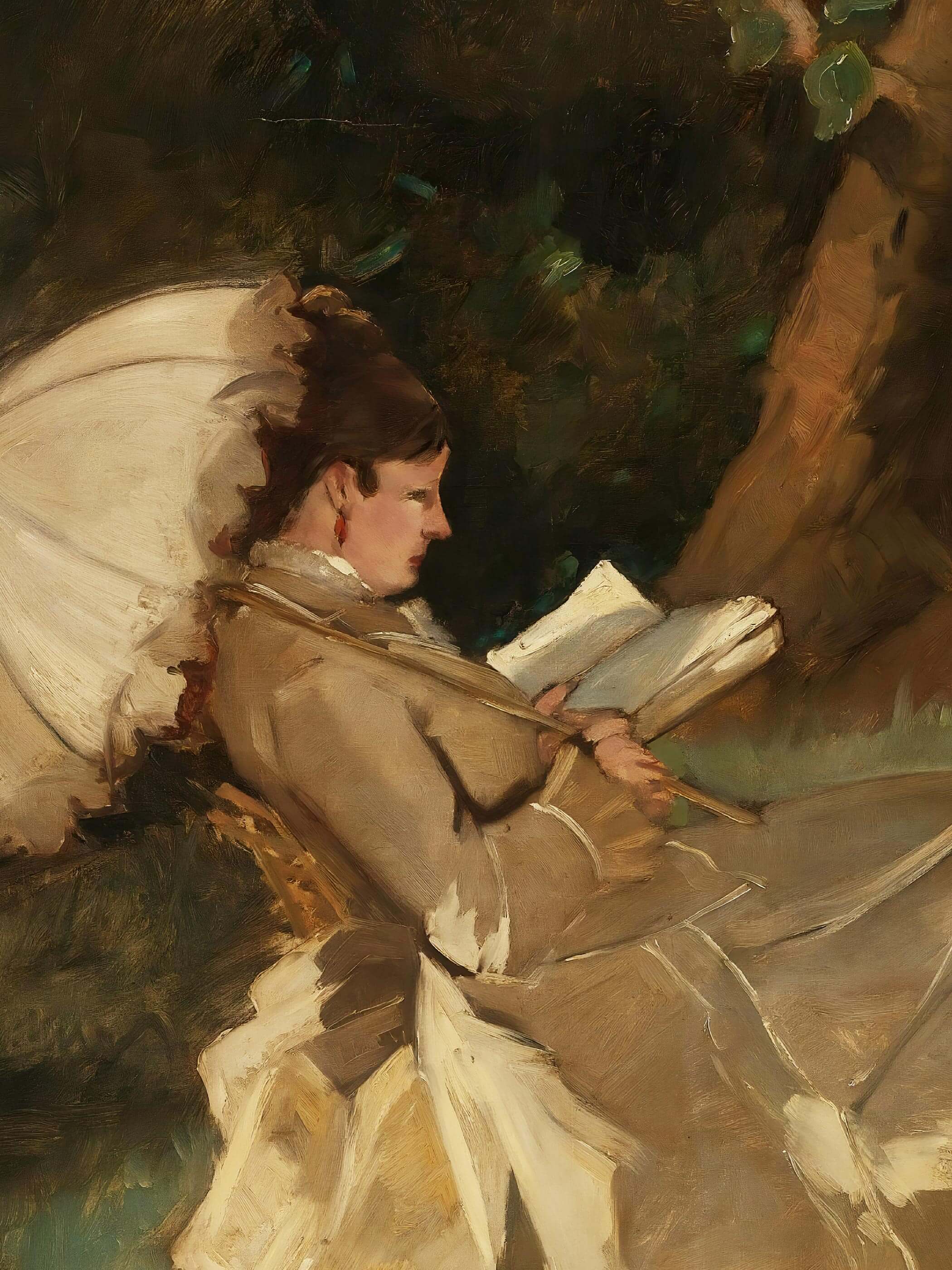 Nahaufnahme des Motivs mit lesender Frau, Sonnenschirm und Buch in lockerer impressionistischer Malweise, sichtbar strukturierte Pinselstriche und weiche Farbübergänge in Grün, Braun und Creme für kunstvolle Wanddekoration.
