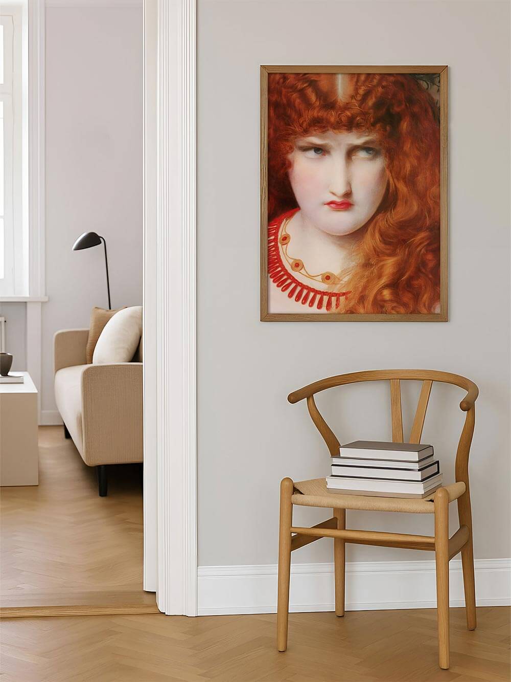 Porträt-Kunstdruck einer Frau mit rotem Haar und intensiver Mimik in einem hellen Wohnzimmer. Der Vintage-Druck hängt über einem minimalistischen Holzstuhl und verleiht dem Raum künstlerische Tiefe.