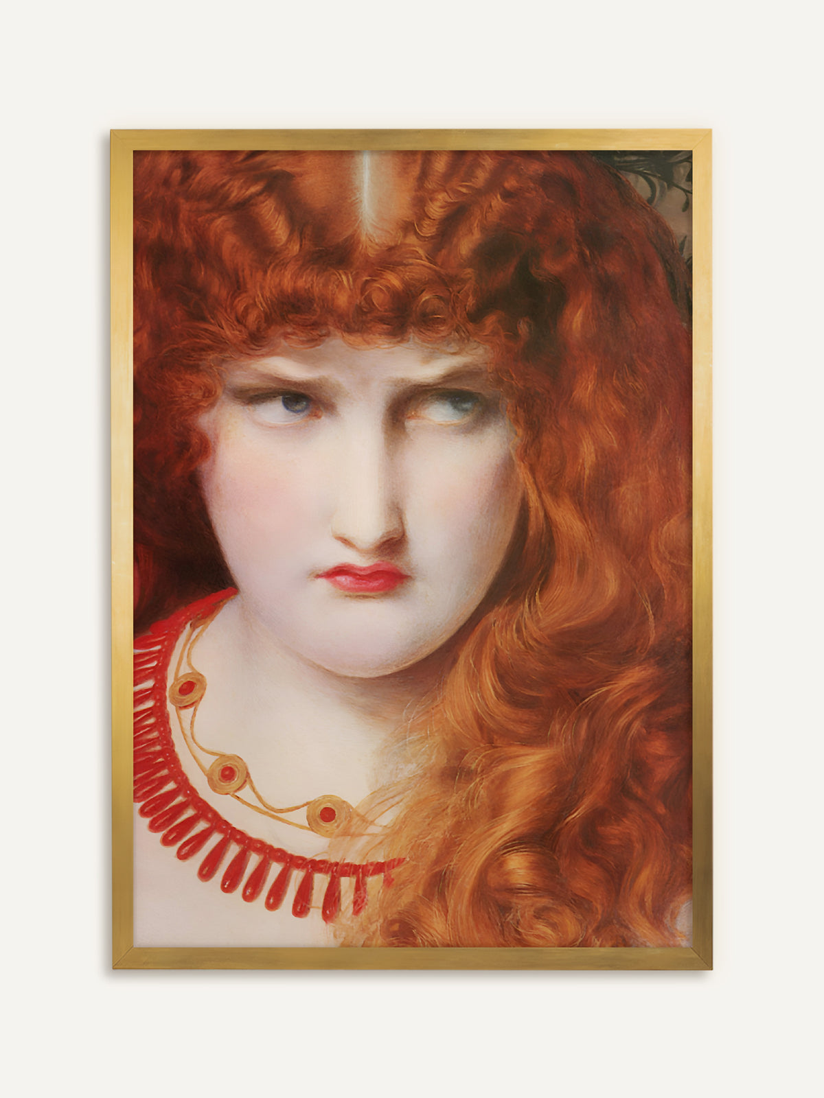 Wandbild, das Helena mit üppigem rotem Lockenhaar zeigt, die mit zornigem Seitenblick und schmollenden roten Lippen schaut, um den Hals eine rote Korallenkette mit goldenen Medaillons. Im goldenen Rahmen greift das Bild den Goldschmuck auf und wirkt wie ein antikes Gemälde. #Rahmen_Gold